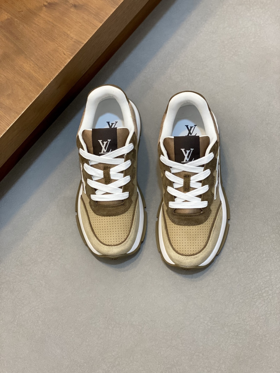 NO:552989,The latest sneakers in the Louis Vuitton # series have been upgraded again in quality and have superb details. They simply don’t look too good!  The model was sold out immediately within ten minutes of the official website going on sale. TPU outsole, mold fee 20,000+, texture comparable to the original version, polymeter micro-material for the feet and breathable British mesh fabric. Details are the same as the original version. Please pay attention to distinguish the common materials on the market. Size38-46 (customized at 38.45.46), Louis Vuitton, Louis Vuitton, sneakers19860909路易威登#系列最新运动鞋 品质再次升级、细节超赞 简直不要太好看！官网开售十分钟立刻抢光光的款. TPU大底、模具费2w+ 质感媲美原版 垫脚聚米微料加透气英伦网布 细节原版一致 请注意区分市面通货材料. Size38-46（38.45.46订做）,路易威登,louis vuitton,sneakers,Men's shoes