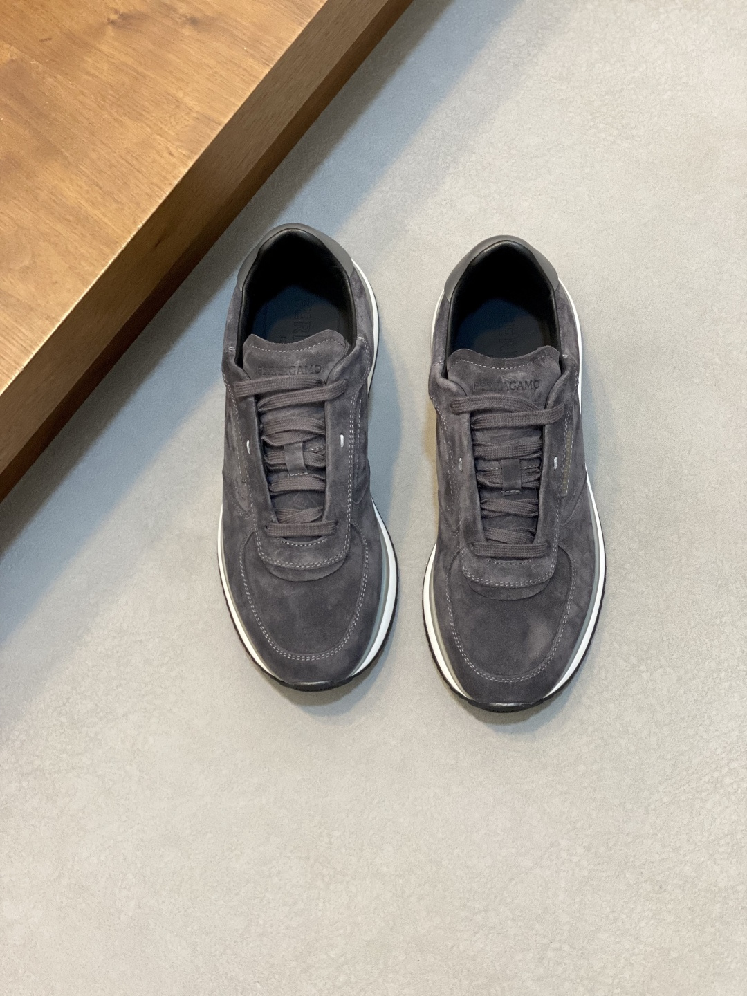 NO:574554,Ferragam's new men's casual sports shoes are original design. This shoe is made of imported cowhide leather upper, dyed calfskin lining and calfskin insole. The upper foot is soft, comfortable and breathable. It comes with full original box packaging!  Visible details and quality. Size38-44 (45, 46 customized),,ferragamo,ferragamo,sneakers,cowhide19860909菲拉格慕Ferragam 新款男士休闲运动鞋原版设计.这款鞋采用进口牛皮鞋面,内里本染小牛皮 小牛皮鞋垫 上脚柔软舒适透气 配原盒全套包装！看得见的细节和品质. Size38-44（45、46定做）,,ferragamo,ferragamo,sneakers,cowhide,Men's shoes