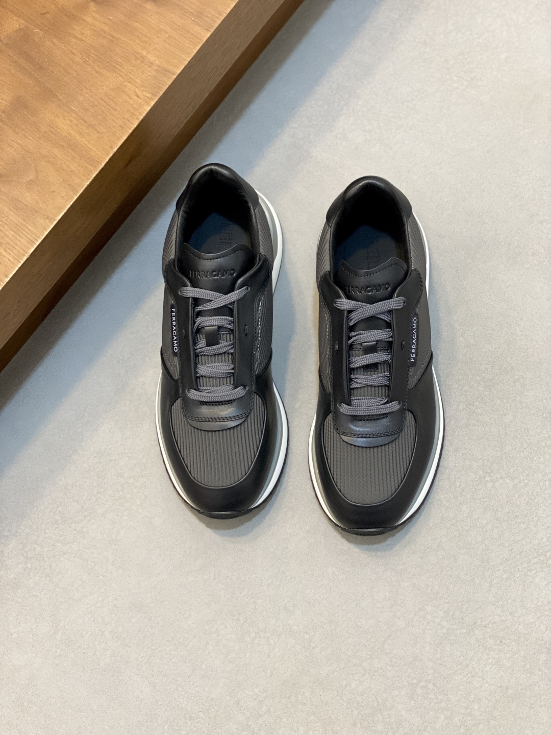 NO:575547,The original design of Ferragam's new men's casual sports shoes. This shoe is made of imported cowhide with breathable striped cloth upper, dyed calfskin lining and calfskin insole. The upper foot is soft, comfortable and breathable. It comes with full original box packaging!  Visible details and quality. Size38-44 (customized for 45 and 46), Ferragamo casual shoes, ferragamo, ferragamo, sneakers, cowhide19860909菲拉格慕Ferragam 新款男士休闲运动鞋原版设计.这款鞋采用进口牛皮配透气条纹布鞋面,内里本染小牛皮 小牛皮鞋垫 上脚柔软舒适透气 配原盒全套包装！看得见的细节和品质. Size38-44（45、46定做）,菲拉格慕 休闲鞋,ferragamo,ferragamo,sneakers,cowhide,Men's shoes