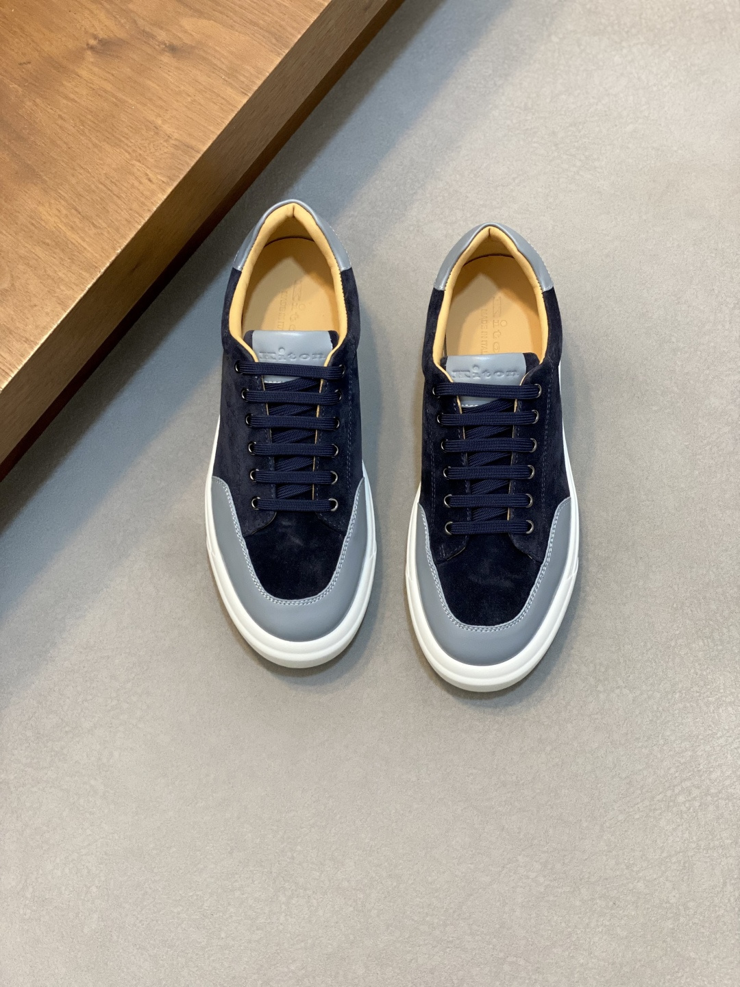 NO:575553,Kiton's high-end luxury product, men's washed denim sneakers, the upper is made of suede calfskin and is made with one-piece molding technology!  · White · Smooth effect · Elastic strap details · Contrasting heel tab · Rubber sole · Ankle padding Ingredient content Fabric: Cloth Lining: Calf leather, Sole composition: Recycled rubber Size 39-44 (38.45.46 customized), Kiton casual shoes, sneakers, cowhide19860909Kiton高端奢品,男士洗水牛仔面料运动鞋,鞋面由反绒小牛皮制成,一体成型工艺制作！ ·白色·平滑效果 ·松紧袢带细节·对比鞋跟袢·橡胶鞋底·踝部填充 成分含量面料:布面 里料:小牛 皮,鞋底成分:再生橡胶 码数39-44（38.45.46定做）,Kiton 休闲鞋,sneakers,cowhide,Men's shoes