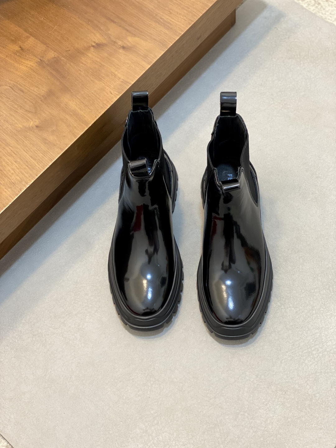 NO:575566,Ferraga* Men's autumn and winter ankle boots reflect classic elegance. The elegant appearance is matched with a slender silhouette. Made of imported cowhide, they are comfortable and light. The slip-on style is easy to put on and take off. The interior is dyed calfskin, ultra-light foam outsole, rear shoe strap, and exquisite details!  Size38-45 (customized for 38, 45 and 46), Ferragamo men's boots, ferragamo, ferragamo, boots, cowhide19860909Ferraga*菲拉格慕男士秋冬及踝靴,体现经典的优雅气质.高雅的外观搭配修长的版型,进口牛皮打造,舒适轻盈,套脚式穿脱方便,内里本染小牛皮,超轻发泡大底,后置提鞋环带,细节精致！ Size38-45（38、45 46订做）,菲拉格慕男靴,ferragamo,ferragamo,boots,cowhide,Men's shoes