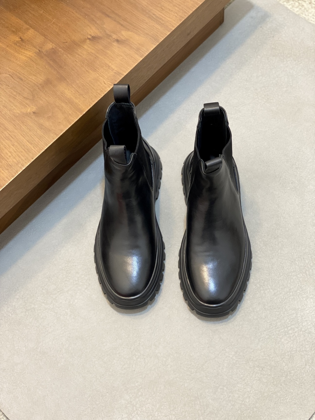 NO:575015,Ferraga* Men's autumn and winter ankle boots reflect classic elegance. The elegant appearance is matched with a slender silhouette. Made of imported cowhide, they are comfortable and light. The slip-on style is easy to put on and take off. The interior is dyed calfskin, ultra-light foam outsole, rear shoe strap, and exquisite details!  Size38-45 (38, 45, 46 customized),,ferragamo,ferragamo,boots,cowhide19860909Ferraga*菲拉格慕男士秋冬及踝靴,体现经典的优雅气质.高雅的外观搭配修长的版型,进口牛皮打造,舒适轻盈,套脚式穿脱方便,内里本染小牛皮,超轻发泡大底,后置提鞋环带,细节精致！ Size38-45（38、45 46订做）,,ferragamo,ferragamo,boots,cowhide,Men's shoes