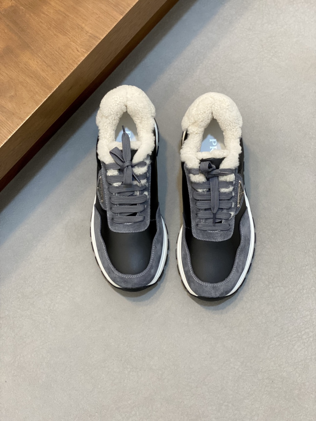 NO:574791,Prada/Prada Autumn and winter leather lace-up sneakers for men. Top-quality goods produced in Dongguan. Imported Nappa cowhide leather upper with raised layered design. Light and breathable, soft and comfortable. Genuine calfskin leather edging. Unique sports style. Genuine leather tongue with red rubber label badge with classic PRADA letters. Fully show the brand style. Transparent air-cushion midsole with lightweight tread rubber outsole. Lightweight and increased by about 4CM. The inner lining has excellent foot feel.  With original packaging 38-44 (45 customized) Size 39-40-41-42-43-44 Standard leather shoe size, prada, prada, sneakers, cowhide19860909Prada/普拉达 秋冬季皮里男士系带运动鞋 莞产顶级猛货 进口纳帕牛皮鞋面凸起层次设计感 轻盈透气 柔软舒适 小牛皮真皮包边装饰 颇具与众不同的运动风范 真皮鞋舌配经典PRADA字母红色胶标徽章 尽显品牌格调 透明气垫中底配轻质胎纹橡胶大底 轻盈且增高约4CM 内里毛里 脚感极佳 配原包装38-44（45订做） 尺码39-40-41-42-43-44 标准皮鞋尺码,,prada,prada,sneakers,cowhide,Men's shoes