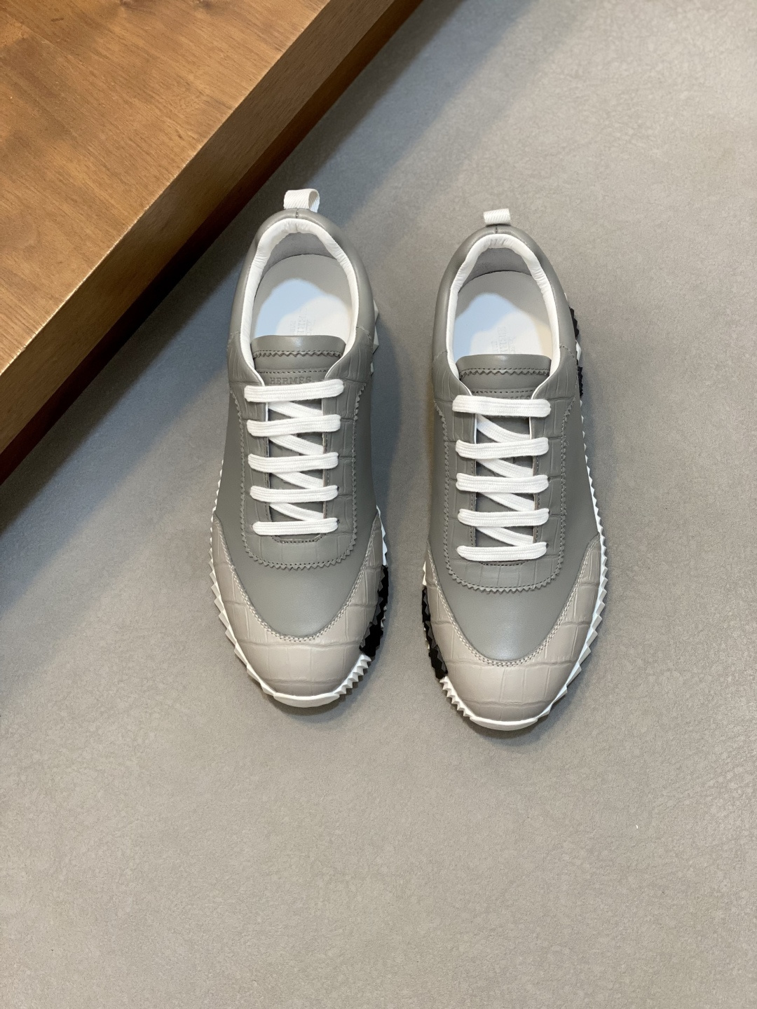 NO:575538,H Hermes Bouncing sneakers, men's casual sneakers, the upper is made of stone-patterned calfskin, imported materials, full of texture, lightweight soles decorated with contrasting patterns, creating a versatile fashion style. Size38-44 (45 46. Customized), Hermes casual shoes, hermes, sneakers, cowhide19860909H爱马仕Bouncing运动鞋,男士休闲运动鞋,鞋面石头纹小牛皮拼接打造,进口材质,质感十足,轻盈鞋底装饰撞色图案,打造百搭时尚风格. Size38-44（45 46.定做）,爱马仕 休闲鞋,hermes,sneakers,cowhide,Men's shoes