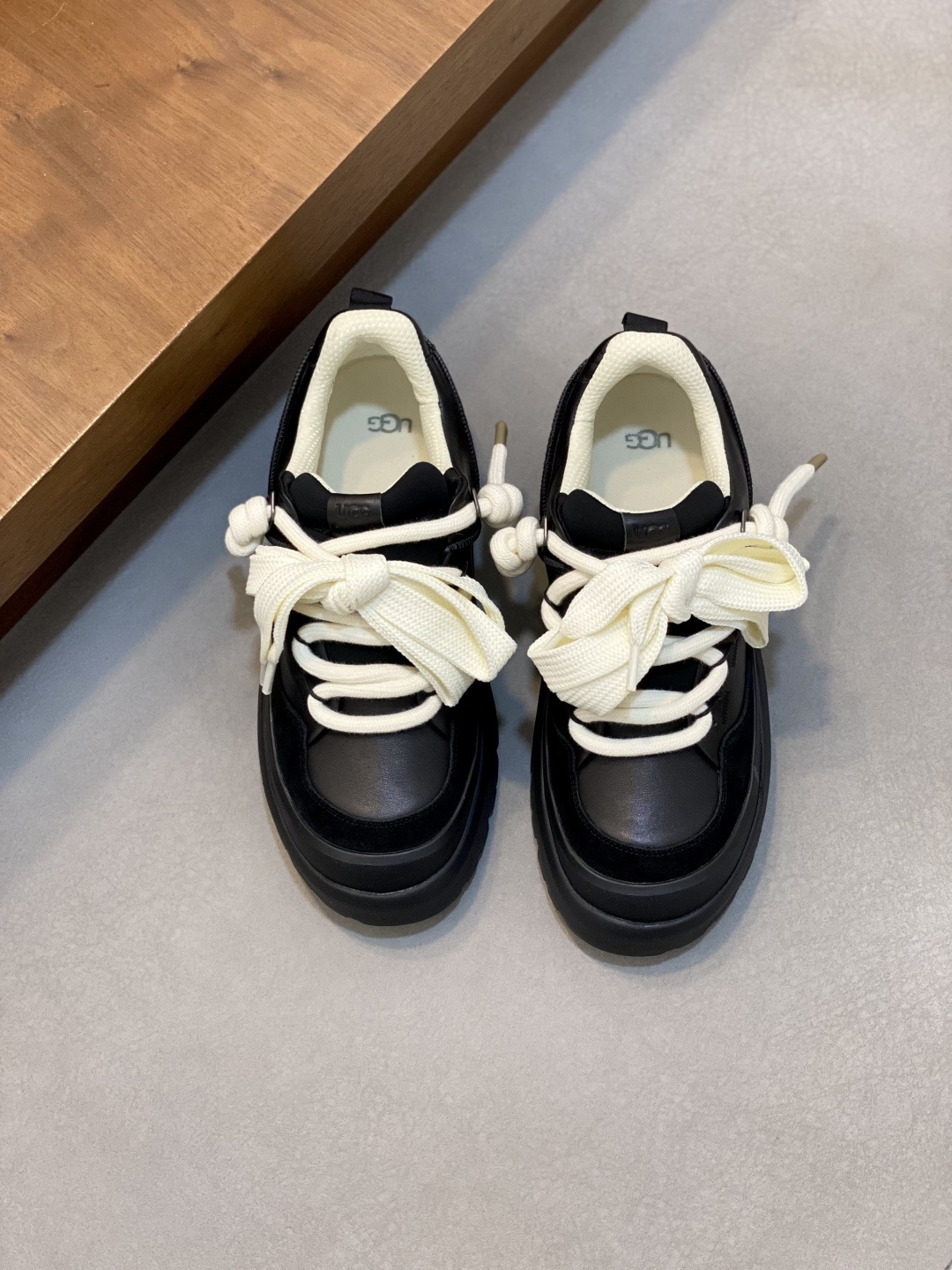 NO:604957,The new UGG men's simple and fashionable snow shoes. The most worth buying at the end of this year are warm casual shoes. Whether you are out and about at home, their comfortable and warm performance will be your most suitable fashion companion!  The material is made of cowhide upper, and the lining is made of imported wool. The two-layer cowhide is warm and comfortable for leisure!  The eva+ rubber patch outsole is cushioning, non-slip and wear-resistant, and has good elasticity. It is light and wear-resistant, comfortable and soft, and the new simple tailoring is more fashionable. It has both practicality and fashion sense, so you no longer have to worry about how to match it in winter, but still maintain your fashionable taste. The material is made of high-quality genuine wool from Dongguan. Look at the details!  Size 39-40-41-42-43-44-45 sneaker size, sneakers, cowhide19860909新款UGG 男款简约时尚雪地鞋 今年年底最值得入手的那是保暖休闲鞋子,无论外出居家其舒适保暖性能都是你最贴合的时尚伴侣！ 材料采用牛皮鞋面,内里采用进口羊毛.二层牛皮保暖 休闲舒适！ eva+橡胶贴片大底,缓冲,防滑耐磨,和良好的弹性,轻盈耐磨,舒适柔软,全新简洁剪裁,更显时尚,兼具穿搭实用性和时尚感,让您在冬天不再忧愁如何搭配,依然不失时尚品味.莞产高品真羊毛 材质看细节！ 尺码39-40-41-42-43-44-45 运动鞋尺码,,sneakers,cowhide,Men's shoes