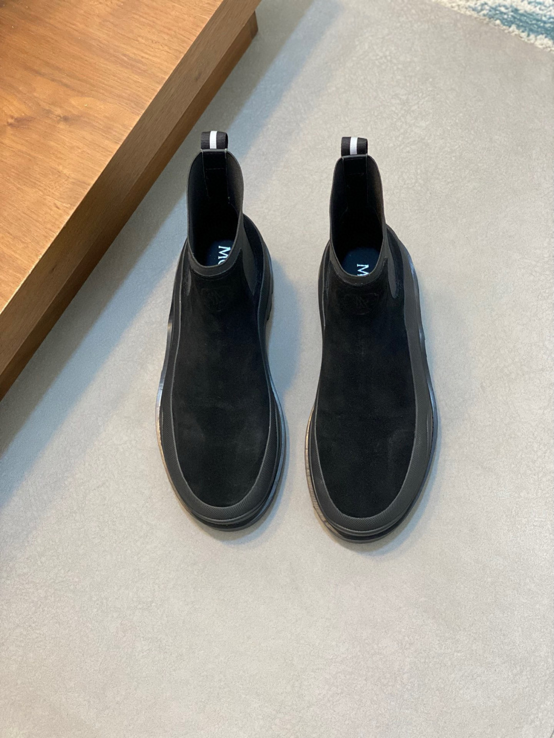 NO:575578,monc - Mengkou, the top high-end brand of original men's shoes, new models on the market, top luxury brands, the latest fashion casual high and low tops, trendy and versatile style, relaxed sports style, the upper is made of original cowhide. The original cowhide lining [custom-made fur lining] plus ultra-fine workmanship. Original private model, personalized fashionable rubber wear-resistant outsole, light and comfortable on the foot. Size 39-44. (38, 45 can be customized), moncler men's boots, Moncler, boots, cowhide19860909monc—蒙口 顶级原版男鞋高端品牌,新款上市,顶级奢侈品牌,最新時尚休闲高低帮,潮流百搭之款,轻松运动风,鞋面采用原版牛皮.原版牛皮内里【毛里订做】 加超精细做工.原版私模、个性时尚橡膠耐磨大底,上脚轻巧舒适.码数39-44 .（38、45可定做）,蒙口 男靴,Moncler,boots,cowhide,Men's shoes