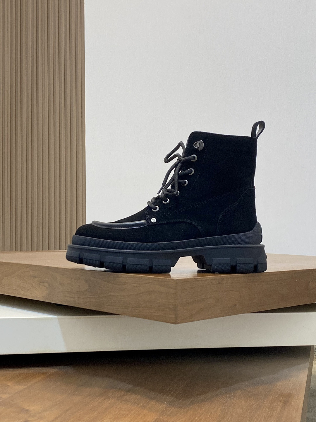 Moncler男 Style Leather Men's Shoes Lookbook Reference image 2