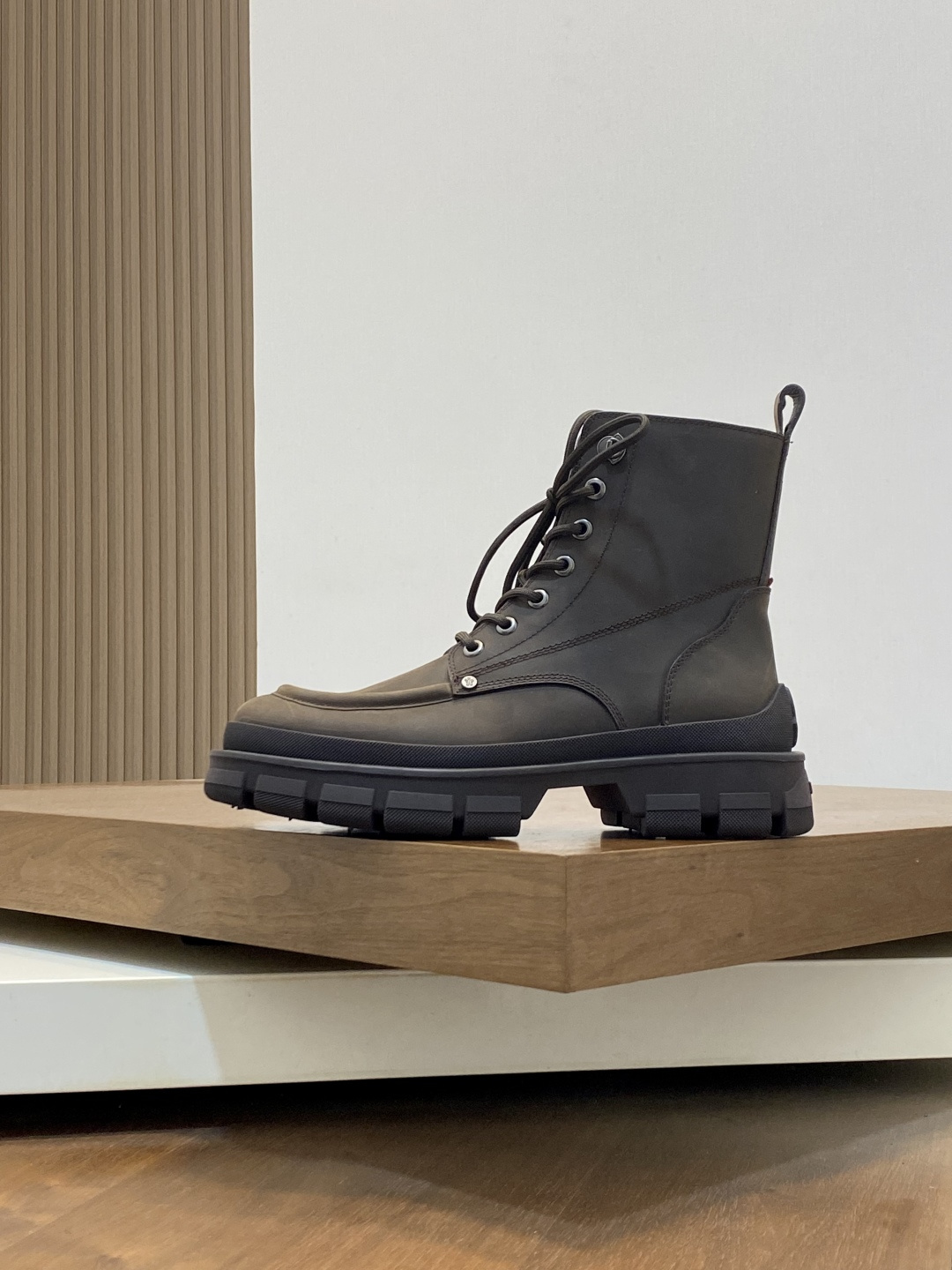 Moncler男 Style Leather Men's Shoes Lookbook Reference image 2
