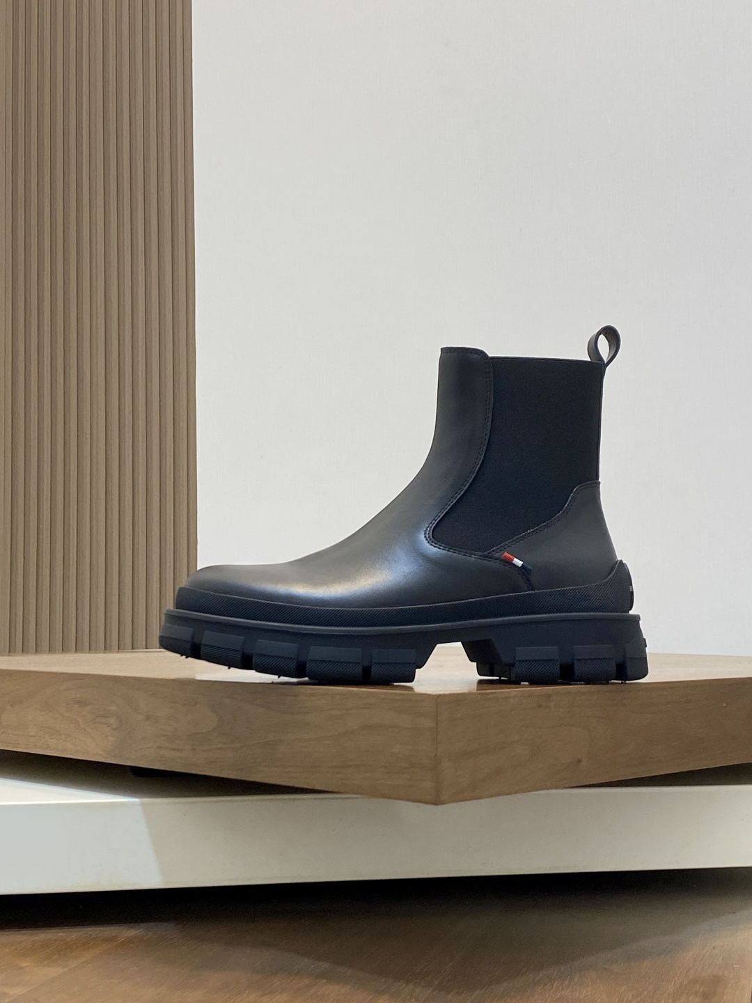 Moncler男 Style Leather Men's Shoes Lookbook Reference image 2