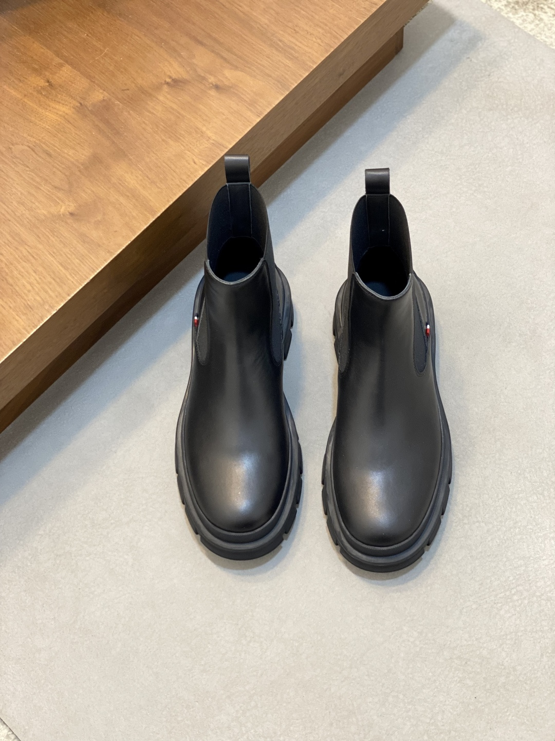 Moncler男 Style Leather Men's Shoes Lookbook Reference image 1
