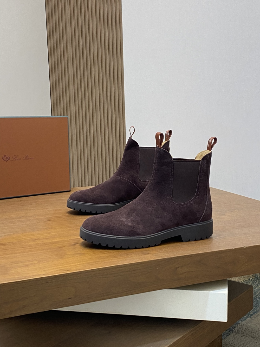 NO:588287,Loro Piana's new men's suede leather Chelsea ankle boots for fall and winter!  Raw materials produced in Dongguan are in great demand!  These short boots are made of soft suede/grained cow leather, with a combination of elastic fabric on both sides of the shaft, and a webbing pull tab on the heel, making it easier to put on and take off. The delicate texture of the suede complements the exquisite corridor shape of the iconic shoe. The slightly rounded corridor shape of the toe is paired with a genuine leather combination lightweight rubber sole, and a full cowhide lining for the foot. It is comfortable and not stuffy, does not fade, and does not slip!  It is clean and does not open glue. The texture is overwhelming and you can see the luxury!  It adopts an upper and lower stacked outer box and comes with a shoe storage bag!  Size39-40-41-42-43-44 (45 customized),,loro piana,boots,cowhide19860909Loro Piana 秋冬新款男士绒面皮革切尔西踝靴！ 莞产原材料猛货！这款短靴精选柔软的绒面/摔纹面 牛皮革打造,鞋筒两侧配以弹力织物组合,后跟配以织带鞋提拉袢,让穿脱更加便利.绒面革的细腻质感与标志性鞋款的精致廊形相得益彰.鞋头轻微圆浑的廊形,搭配真皮组合轻质橡胶鞋底,全牛皮内里垫脚,上脚舒服不闷脚,不掉色,不打滑！干净不开胶.质感爆棚,看得见的奢华 ！采用上下叠盖式外盒,配鞋履收纳袋！ Size39-40-41-42-43-44（45订做）,,loro piana,boots,cowhide,Men's shoes