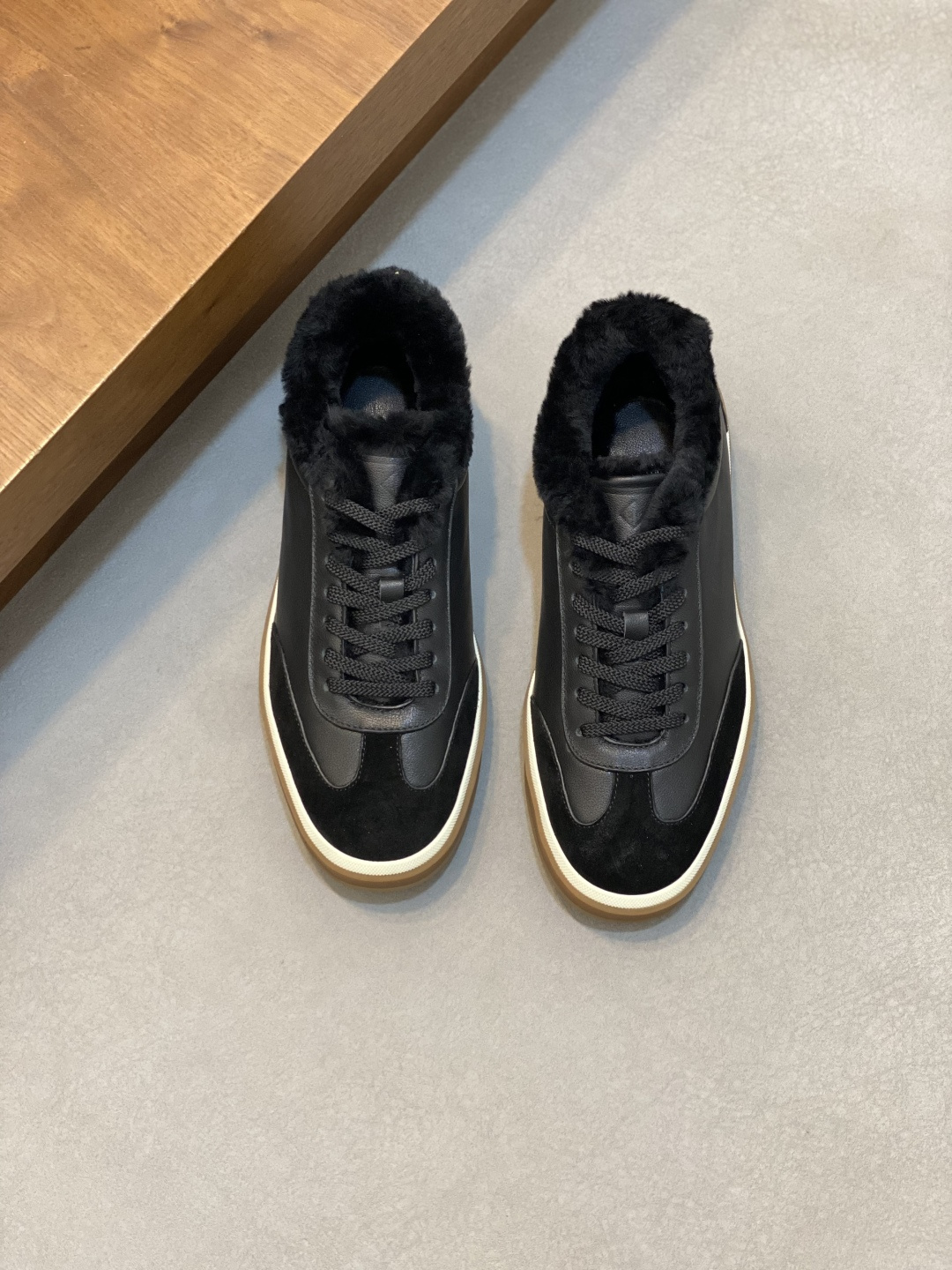 NO:574908,Loro Piana - Classic casual wool shoes, men's lace-up casual shoes and sneakers, high-quality lightweight and comfortable fabrics, suitable for outdoor leisure, the color is young and energetic, it looks great with sportswear or casual suits!  Size 39-44 (45, 46, can be customized),,loro piana,sneakers,business suit19860909Loro Piana —诺优翩雅 经典款休闲羊毛鞋,男士系带休闲鞋运动鞋,高品质轻便舒适面料,户外休闲均可,配色年轻又有活力,搭配运动装或休闲西装都超赞！ 码数39-44（45、46、可订做）,,loro piana,sneakers,business suit,Men's shoes