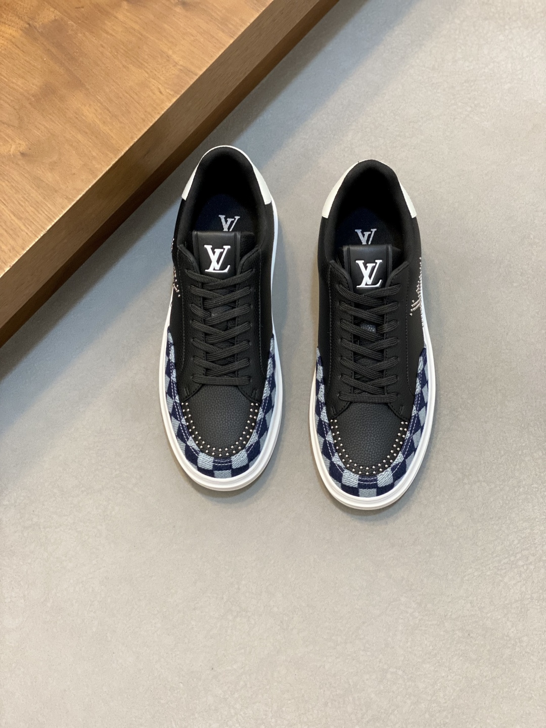 NO:575009,L New men's high-end casual sports shoes, made of imported first-layer cowhide silk-screened brand lougou, original outsole, wear-resistant and comfortable, Monogram lougou embellished rubber outsole, breathable leather lining, versatile classic style!  Size38-44 (45, 46 customized),,sneakers,cowhide19860909L 新品男士高端休闲运动鞋,选用进口头层牛皮丝印品牌lougou,原版大底,耐磨舒适,Monogram lougou点缀橡胶外底,透气皮内里,百搭经典款式！ Size38-44（45、46 定做）,,sneakers,cowhide,Men's shoes