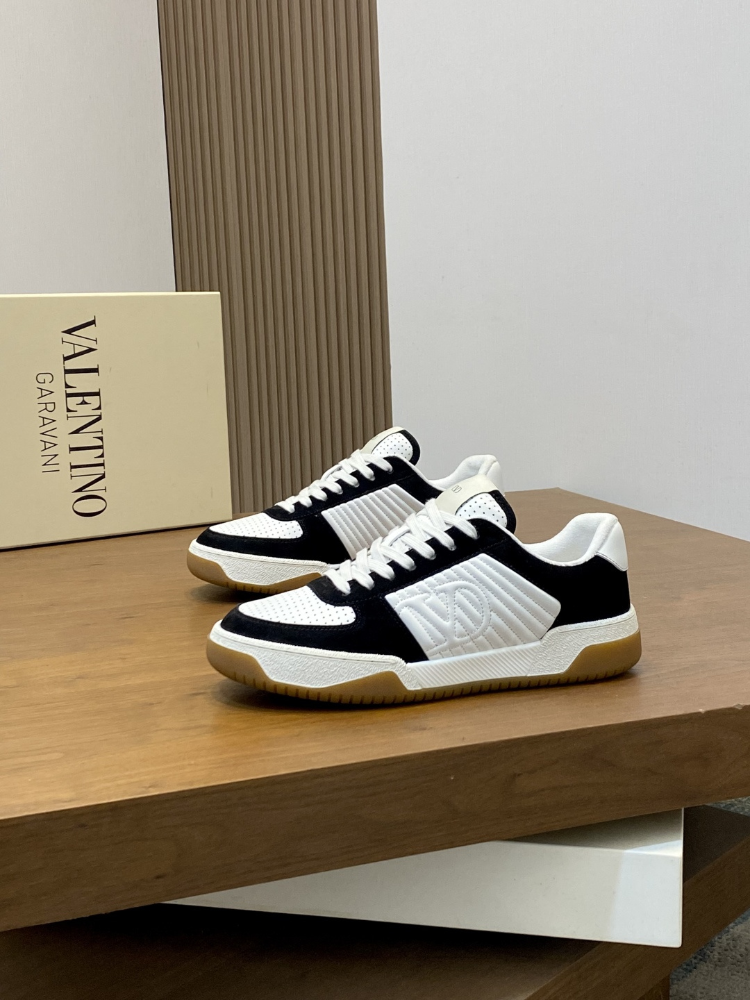 VALENTINO shoe VLTN 𝑶𝒏𝒆𝑺𝒕𝒖𝒅 2024New . ZP . . ！ ： / ： ： 𝐓𝐏𝐔 ： ：39-44（.45、 ） — photo 3