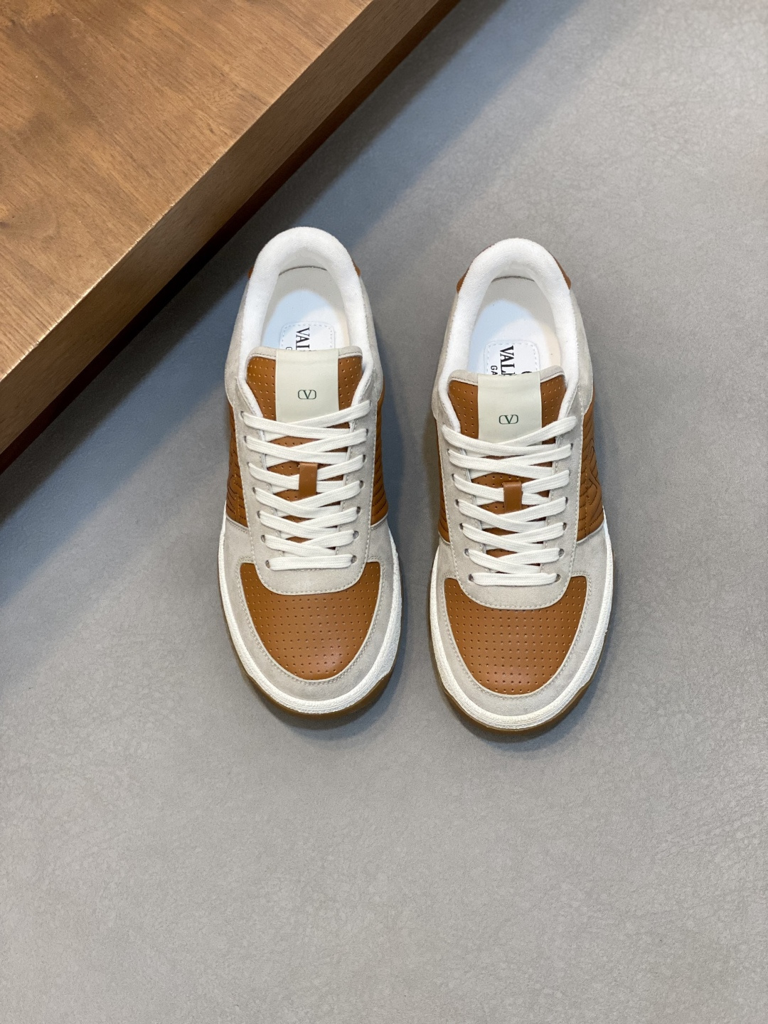 NO:575603,VLTN Warren sports shoes series new sports shoes are on sale. The original ZP was purchased and dismantled. Repeatedly made and modified. We strive to restore it one to one!  Top luxury masterpiece. Signature rivet design. Soft and comfortable genuine sheepskin brings excellent and elegant texture and excellent on-foot comfort. Top purchasing version upper imported calfskin surface / lining water-dyed cowhide lining. Original developed outsole. Packaging original configuration full set of packaging. Code number 39-44 (.45, customized), Valentino casual shoes, valentino, sneakers, cowhide, sheepskin19860909VLTN华伦 运动鞋系列 新款运动鞋 火爆发售. 原版ZP入购拆解. 反复打版调改. 力要一比一还原！顶级奢华力作 招牌柳钉设计 柔软舒适的真羊皮 带来卓越优雅的质感 与极佳的上脚舒适感 顶级代购版本鞋面进口小牛皮面/ 内里水染牛皮内里 大底原版开发大底 包装原版配置全套包装 码数39-44（.45、订做）,华伦天奴休闲鞋,valentino,sneakers,cowhide,sheepskin,Men's shoes