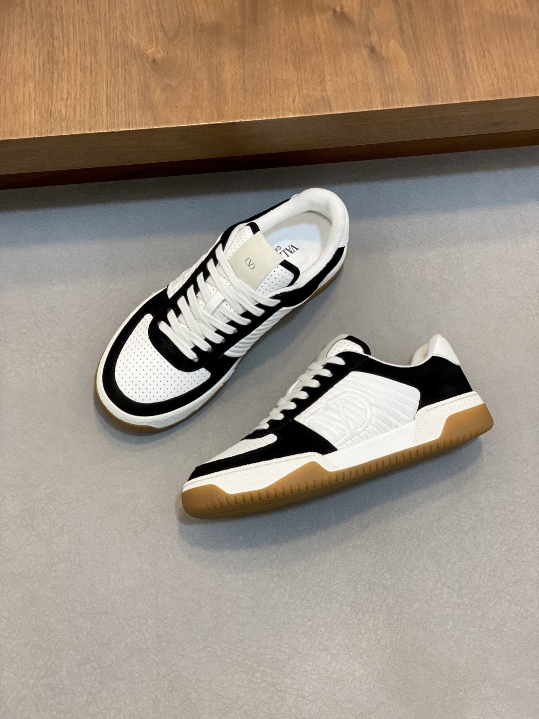 VALENTINO shoe VLTN 𝑶𝒏𝒆𝑺𝒕𝒖𝒅 2024New . ZP . . ！ ： / ： ： 𝐓𝐏𝐔 ： ：39-44（.45、 ） — photo 5