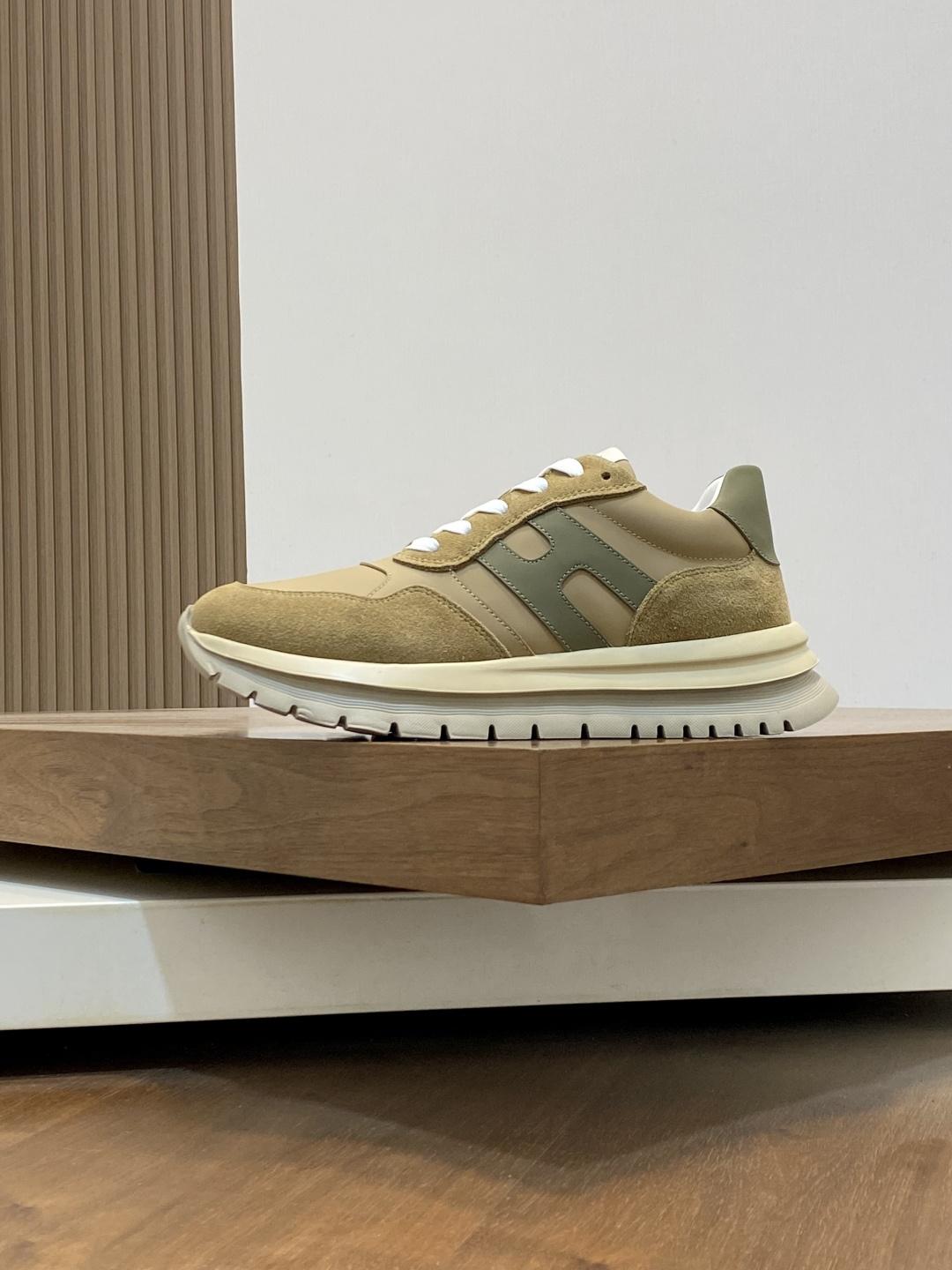Moncler男 Style Men's Shoes Lookbook Reference image 2