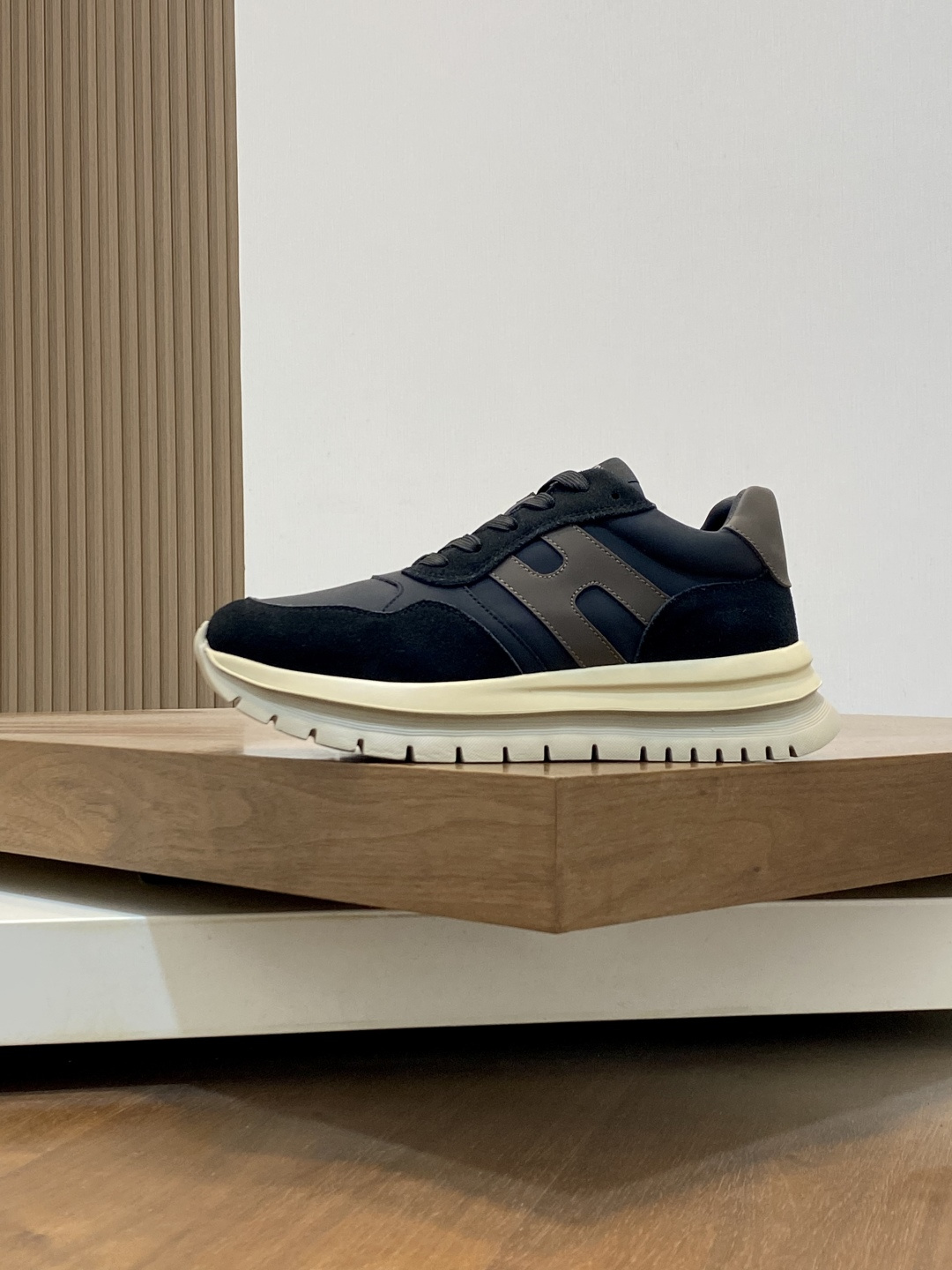 Moncler男 Style Men's Shoes Lookbook Reference image 2