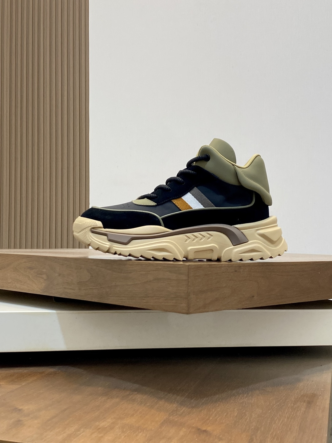 Moncler男 Style Men's Shoes Lookbook Reference image 2