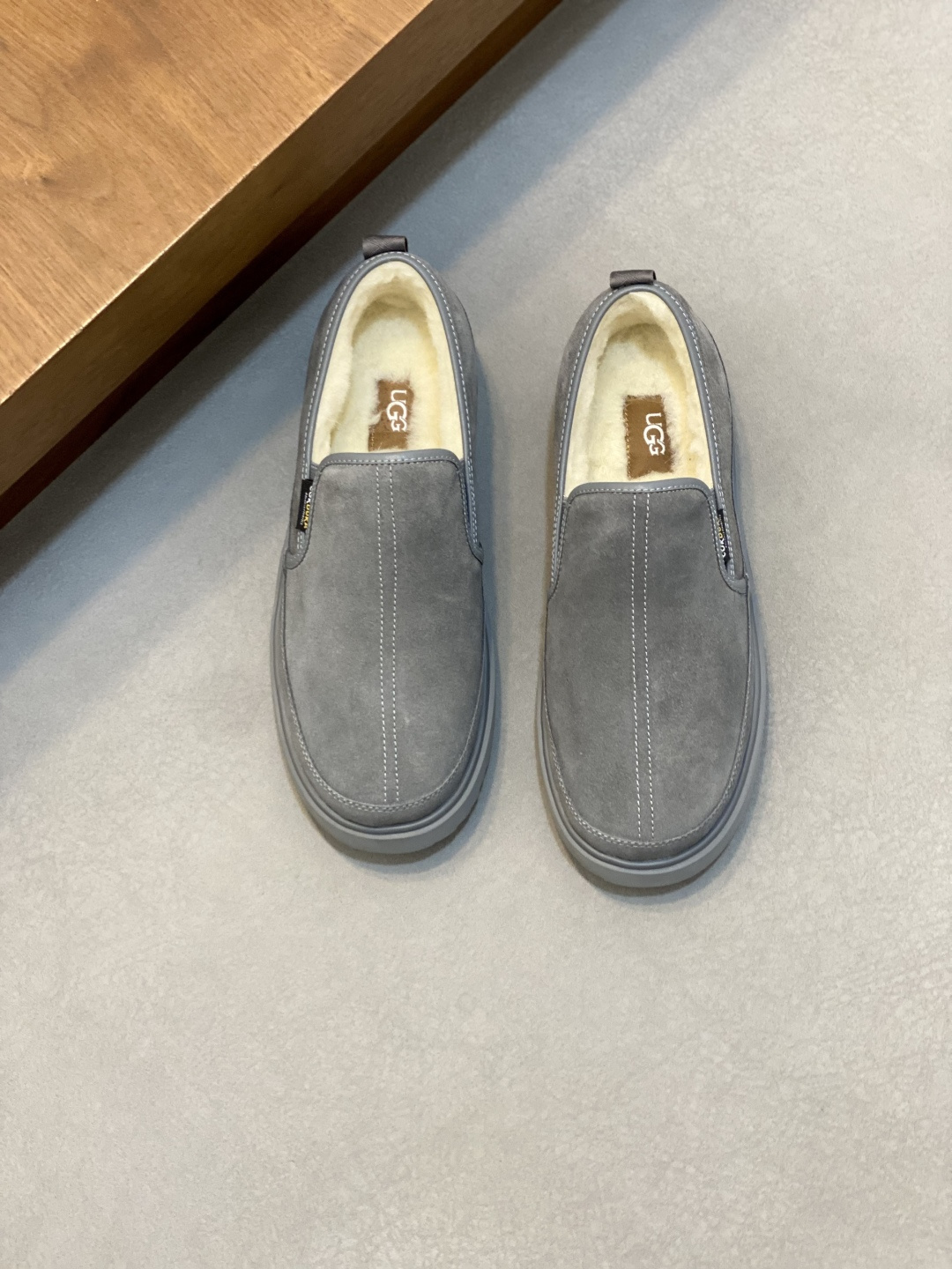 NO:575594,The new UGG fur-integrated men's simple and fashionable snow shoes. The most worth buying at the end of this year are warm casual shoes. Whether you are out and about at home, their comfortable and warm performance will be your most suitable fashion partner!  The material is made of cowhide upper, and the lining is made of imported wool. The two-layer cowhide is warm and comfortable for leisure!  The eva+ rubber patch outsole is cushioning, non-slip and wear-resistant, and has good elasticity. It is light and wear-resistant, comfortable and soft, and the new simple tailoring is more fashionable. It has both practicality and fashion sense, so you no longer have to worry about how to match it in winter, but still maintain your fashionable taste. The material is made of high-quality genuine wool from Dongguan. Look at the details!  Size 39-40-41-42-43-44-45 Sports shoe size, UGG wool men's shoes, sneakers, cowhide19860909新款UGG 皮毛一体男款简约时尚雪地鞋 今年年底最值得入手的那是保暖休闲鞋子,无论外出居家其舒适保暖性能都是你最贴合的时尚伴侣！ 材料采用牛皮鞋面,内里采用进口羊毛.二层牛皮保暖 休闲舒适！ eva+橡胶贴片大底,缓冲,防滑耐磨,和良好的弹性,轻盈耐磨,舒适柔软,全新简洁剪裁,更显时尚,兼具穿搭实用性和时尚感,让您在冬天不再忧愁如何搭配,依然不失时尚品味.莞产高品真羊毛 材质看细节！ 尺码39-40-41-42-43-44-45 运动鞋尺码,UGG羊毛男鞋,sneakers,cowhide,Men's shoes