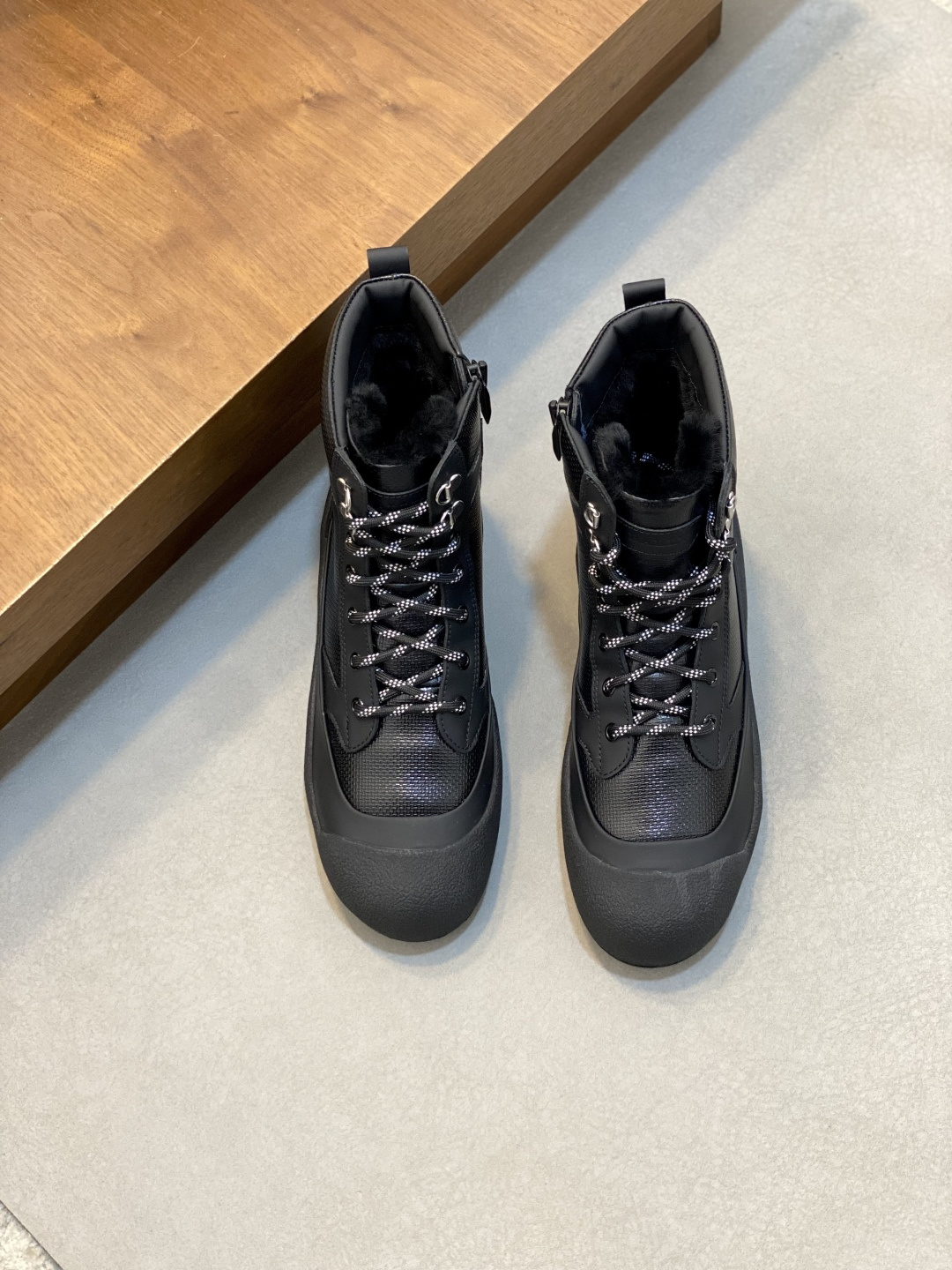 NO:575596,Bally/Bally's new men's lace-up zipper casual hiking wool shoes and boots!  This shoe is made of pressed cow leather, crocodile pattern/small braided pattern spliced ​​suede cowhide, with an inner zipper design and a lace adjustment combination, making it easier to put on and take off!  The brand's exclusive hardware zipper lace buckle is matched with two-color round cotton laces, wool lining, and wool feet, which are warm, comfortable and breathable. The rubber sole uses Vibram Arctic Grip technology to create a strong grip on cold ice and snow surfaces. The tongue has brand logo details, and the heel pull tab makes it easier to put on and take off. The rubber toe is wrapped, and the contrasting rubber outsole makes the upper foot comfortable and warm!  Size 39-40-41-42-43-44 (45 customized) standard leather shoe size, Bally casual shoes, bally, boots, cowhide19860909Bally/巴利 新款男士系带拉链休闲登山羊毛鞋靴！ 这款鞋由牛皮革压制 鳄鱼纹/小编纹拼接反绒牛皮制作而成,内侧拉链设计穿着和系带调节组合,穿脱更为方便！品牌专属五金拉链鞋带扣搭配双色圆棉鞋带,羊毛内里,配羊毛垫脚,保暖舒适透气,橡胶鞋底采用 Vibram Arctic Grip 技术,可在寒冷的冰雪表面营造强大的抓地力.鞋舌车有品牌logo细节、后跟提环穿脱更为便捷,橡胶鞋头包裹,撞色橡胶大底,上脚舒适保暖！ 尺码39-40-41-42-43-44（45订做）标准皮鞋码,巴利 休闲鞋,bally,boots,cowhide,Men's shoes