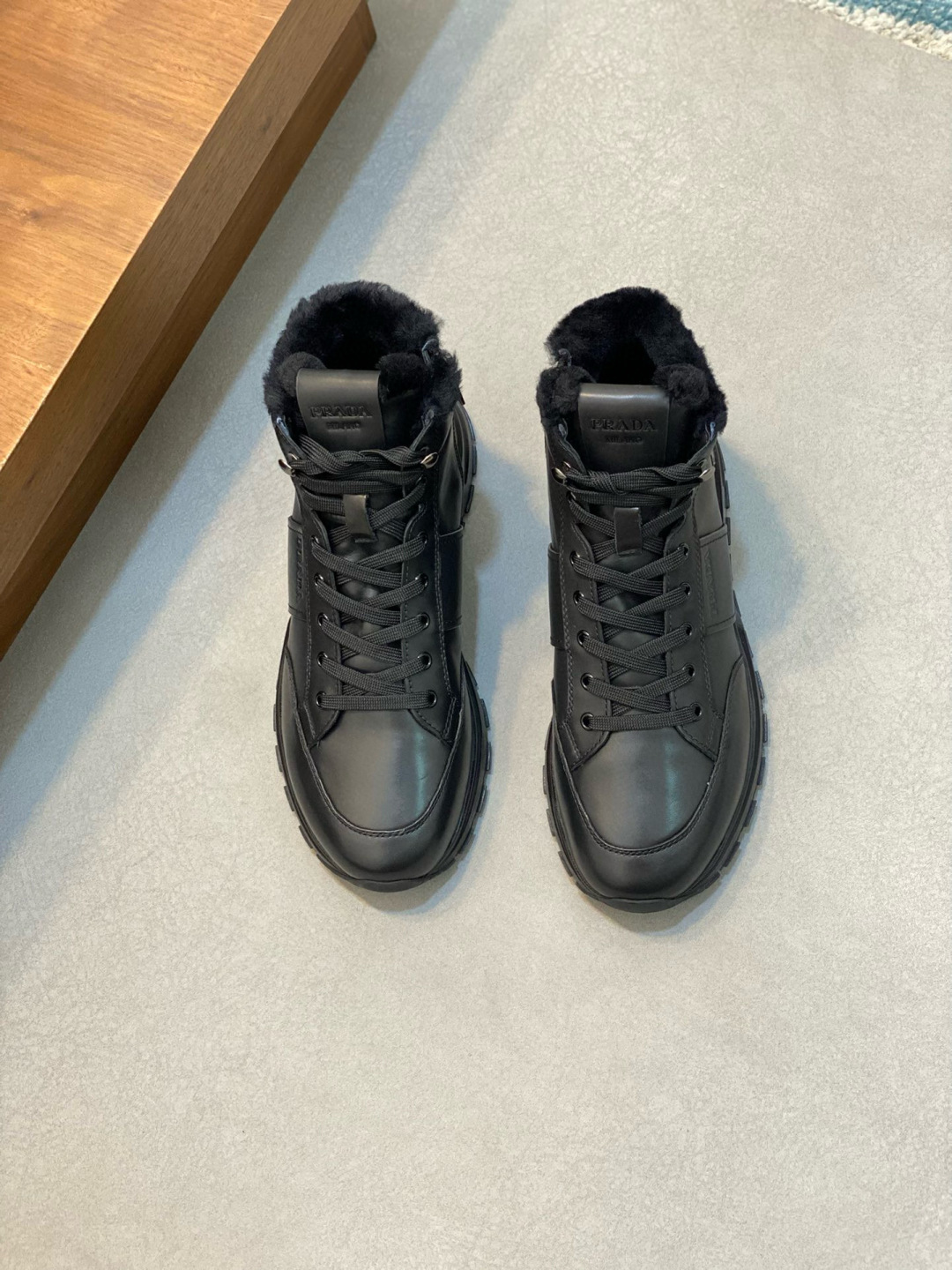 NO:575005,Leather and fur Prada/Prada lace-up high-top wool sneakers. Top-notch goods produced in Dongguan. Show version. Leading counter style. Nappa cowhide material. Lightweight, breathable, soft and comfortable. Side zipper opening and closing for easier putting on and taking off. Calfskin leather edging decoration. Distinctive sports style. Genuine leather tongue. PRADA letter emblem shows the brand style. Lightweight embossed pattern rubber sole. Lightweight and about 4cm taller. Leather feet.  The lining is full of wool and feels great on the feet. Comes with original packaging. Size: 39-40-41-42-43-44. Leather shoe size, prada, prada, sneakers, cowhide19860909皮 毛 Prada/普拉达 系带高帮羊毛运动鞋 莞产顶级猛货 秀场版 领先专柜尝鲜款式 纳帕牛皮材质 轻盈透气 柔软舒适 侧面拉链开合穿脱更方便 小牛皮真皮包边装饰 颇具与众不同的运动风范 真皮鞋舌 PRADA字母徽章 尽显品牌格调 轻质凹凸花纹橡胶鞋底 轻盈且增高约4CM 真皮垫脚 全羊毛充斥内里脚感极佳 配原包装 尺码39-40-41-42-43-44 皮鞋尺码,,prada,prada,sneakers,cowhide,Men's shoes