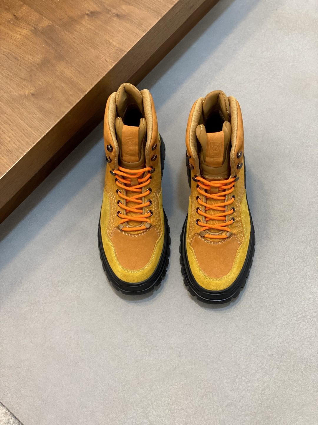 NO:575086,Ferraga* Men's autumn and winter ankle boots reflect classic elegance. The elegant appearance is matched with a slender silhouette. Made of imported cowhide, they are comfortable and light. The slip-on style is easy to put on and take off. The interior is dyed calfskin, ultra-light foam outsole, rear shoe strap, and exquisite details!  Size38-45 (38, 45, 46 customized),,ferragamo,ferragamo,boots,cowhide19860909Ferraga*菲拉格慕男士秋冬及踝靴,体现经典的优雅气质.高雅的外观搭配修长的版型,进口牛皮打造,舒适轻盈,套脚式穿脱方便,内里本染小牛皮,超轻发泡大底,后置提鞋环带,细节精致！ Size38-45（38、45 46订做）,,ferragamo,ferragamo,boots,cowhide,Men's shoes