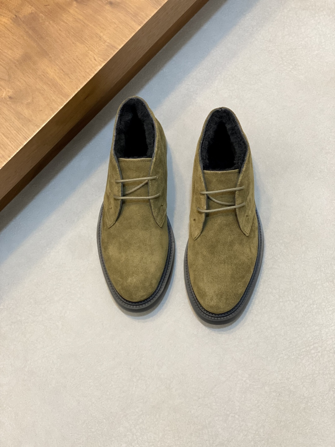 NO:575652,TOD'S/Tod's new men's suede leather wool boots. These desert boots are made of suede cow leather, with Tod's letter print on the side, full wool lining and foot pads, with classic rubber pebble soles, which are comfortable and stable. The heel is decorated with rubber pebble details, which are wear-resistant, non-slip and heat-resistant. The molded structure is casual and versatile, and the upper foot is comfortable and breathable, perfect for cold weather travel!  Size 39-40-41-42-43-44 (45 customized) standard leather shoe size, TOD'S men's boots, Tod's, boots, cowhide19860909TOD'S/托德斯 新款男士绒面皮革羊毛靴 本款沙漠靴以绒面牛皮革制成,侧面点缀Tod's字母印花,全羊毛衬里和脚垫,搭配经典橡胶豆豆鞋底,舒适平稳,后跟点缀橡胶豆豆细节,耐磨、防滑、耐热优良.模压结构,休闲百搭,上脚舒适透气,非常适合寒冷天气出行！ 尺码39-40-41-42-43-44（45订做）标准皮鞋尺码,TOD‘S男靴,Tod's,boots,cowhide,Men's shoes