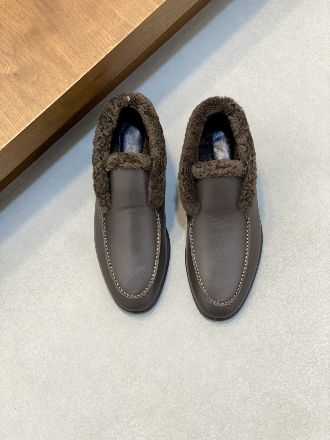 NO:575211,LoroPiana/nuoyoupiana men's new autumn and winter wool shoes, Guan-made raw materials are in great demand!  This casual shoe is made of imported calfskin, with a full wool lining and insole for an extraordinary comfortable and warm wearing experience. The ultra-light two-color rubber sole creates a charming modern aesthetic, with the LP logo on the bottom. The style is simple and fashionable, and the upper foot is comfortable, warm and breathable!  Comes complete with original box packaging!  Size 39-40-41-42-43-44 Standard leather shoe size (45/46 can be customized but does not support returns),,loro piana,loro piana,cowhide19860909LoroPiana/诺悠翩雅 男士秋冬新款羊毛鞋 莞产原材料猛货！这款休闲鞋以采用进口小牛皮拼接制成,全羊毛内里和鞋垫营造超凡舒适保暖的穿着体验.超轻双色橡胶鞋底营造迷人的现代美感,底部设有LP标识,款式简约时尚,上脚舒适保暖透气！配原盒全套包装！ 码数39-40-41-42-43-44 标准皮鞋码（45/46可定做但不支持退换）,,loro piana,loro piana,cowhide,Men's shoes