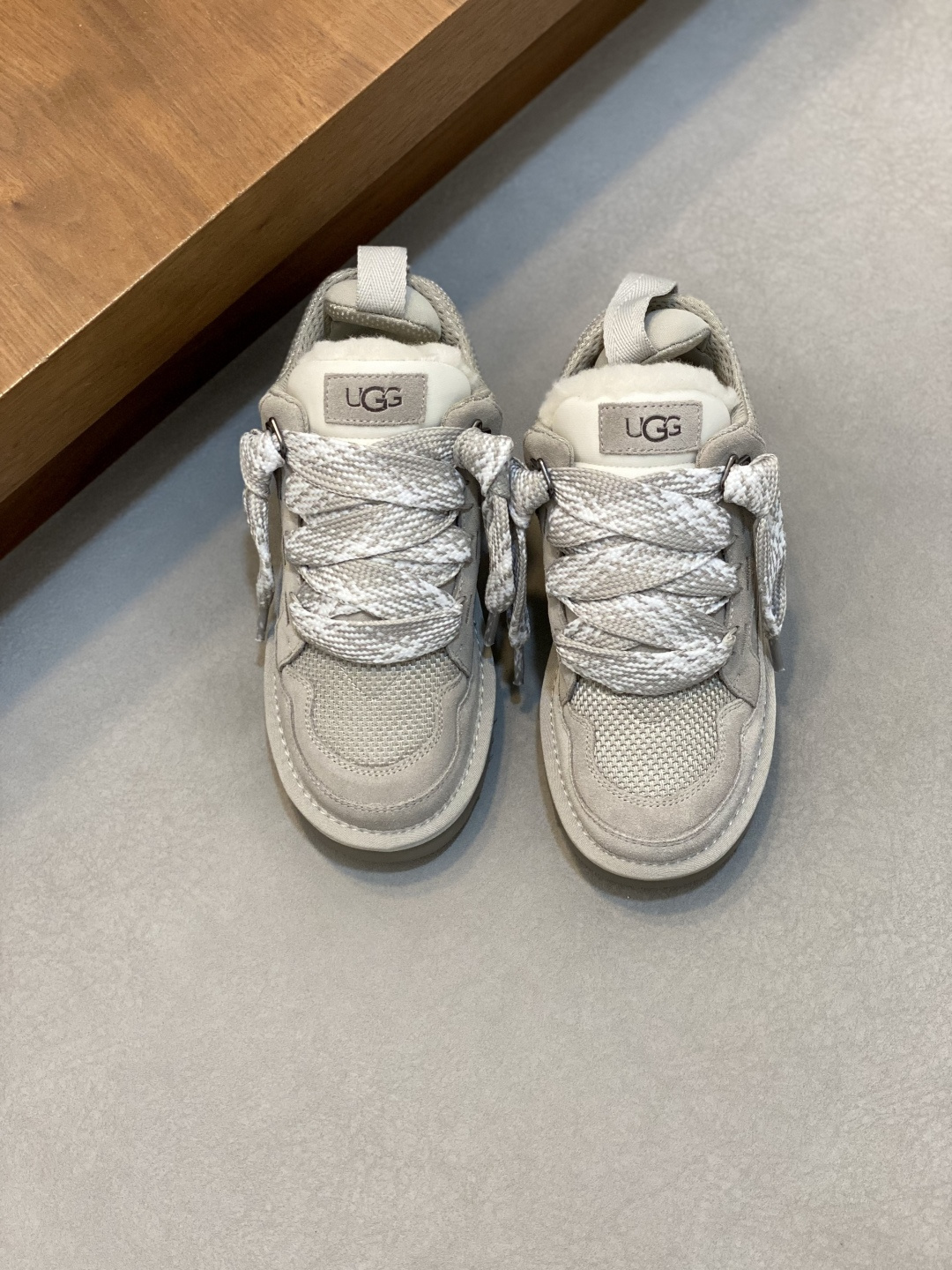 NO:575630,Men's and women's 'Exclusive top version' UGG ~ 25 vs popular platform thick-soled casual shoes series... [Round-toe thick-soled casual shoes] A shoe that does not clash with shirts, simple partition design with spotted outsole, silk curly upper, a must-have for autumn and winter, can be worn with any pants or skirt, very comfortable and beautiful on the feet... Fabric: Original custom-made cowhide breathable mesh Lining: Original custom-made wool Foot pads: Original custom-made sheepskin  Outsole: Original open mold wear-resistant velvet foam outsole Size: 35-39 (40.41 customization is not returnable) Packaging: Original full set of packaging Color: Official website updated simultaneously, UGG wool men's shoes, skirts, sheepskin, real silk19860909男款、女款《独家顶级版本》 UGG~25vs爆款松糕厚底休闲鞋系列……【圆头厚底休闲鞋】 一款不会撞衫的鞋子、简约的隔板设计上斑点的大底、鞋面真丝卷毛、秋冬季必备款、无论什么裤子裙子都能驾驭、上脚非常舒适好看…… 面料:原版定制牛猄透气网 内里:原版定制羊毛 垫脚:原版定制羊皮 大底:原版开模耐磨绒发泡大底 码数:35-39（40.41定制不退换） 包装:原版全套包装 颜色:官网同步更新,UGG羊毛男鞋,skirts,sheepskin,real silk,Men's shoes