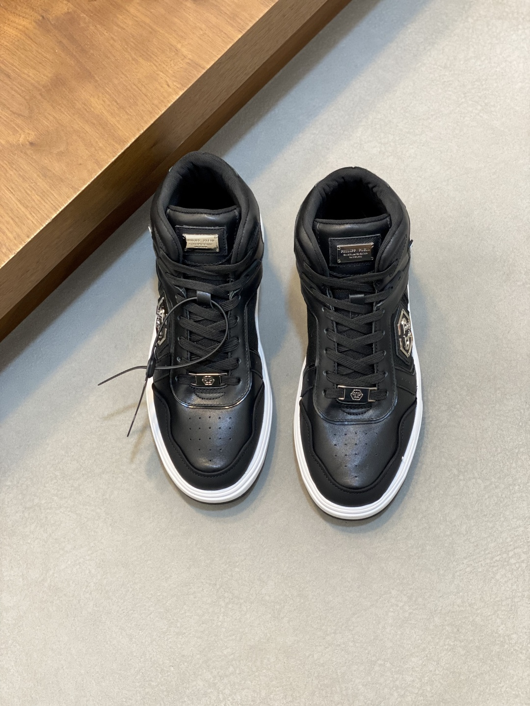 NO:604221,[PHILIP PLEIN] Top Size: 38-44 (customized at 38.45) [PHILIP PLEIN] 2025 new high-top leather sneakers. ●Upper made of imitation leather, suede and mesh. Perforated details. ●Logo patch sewn on the outside. ●Nickel-plated metal heel stabilizer ultra-light rubber cushion midsole ●Contour-fitting outsole for optimal grip. Mesh and neoprene lining with removable insole.  Hi-top leather sneakers. ● Upper made of fake leather, nubuk and net Perforated details Logoed patch sewn on the outer quarter Nickel-plated metal heel stabilizer Ultra lightweight rubber shimmed midsole. Contoured outsole for optimal grip Mesh and neoprene inner lining with removable insole, rene caovilla, sneakers19860909【PHILIPP PLEIN】顶级 Size:38-44(38.45定做) [PHILIP PLEIN]2025新款上市高帮皮革运动鞋. ●鞋面由仿皮、绒面革和网布制成.穿孔细节. ●外侧缝有标志贴片. ●镀镍金属后跟稳定器超轻橡胶垫中底 ●贴合轮廓的外底,提供最佳抓地力. 网眼与氯丁橡胶内衬,配可拆卸鞋垫. Hi-top leather sneakers. ● Upper made of fake leather, nubuk and net Perforated details Logoed patch sewn on the outer quarter Nickel-plated metal heel stabilizer Ultra lightweight rubber shimmed midsole. Contoured outsole for optimal grip Mesh and neoprene inner lining with removable insole,,rene caovilla,sneakers,Men's shoes
