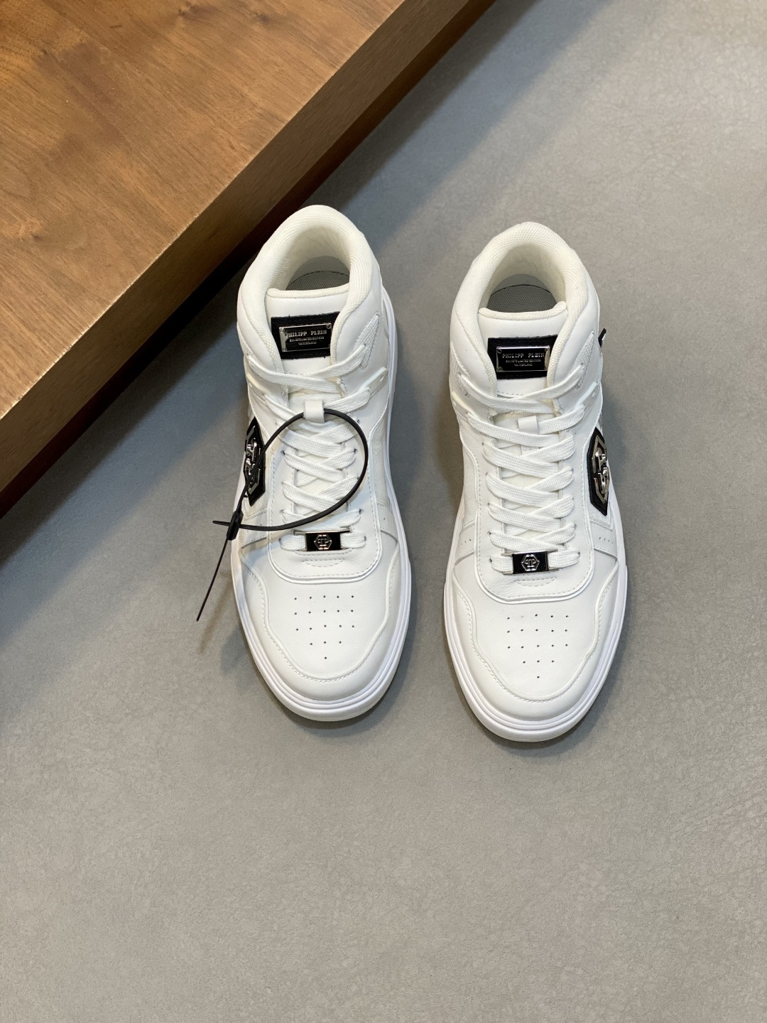NO:587106,PHILIPP PLEIN, a German fashion brand men's high-top sneakers, with cowhide upper design, made of cowhide leather, breathable cloth lining. Good-looking and easy to match. Ultra-light outsole, comfortable on the feet!  Size39-45 (customized at 38.45.46), qp Philip casual shoes, PHILIPP PLEIN, cowhide19860909PHILIPP PLEIN-菲利普普莱茵,德国潮牌男士高帮板鞋,牛皮鞋面设计,鞋面皮牛皮打造,透气布内里.好看好搭.超轻大底,脚感舒适！ Size39-45（38.45.46定做）,qp 菲利普 休闲鞋,PHILIPP PLEIN,cowhide,Men's shoes