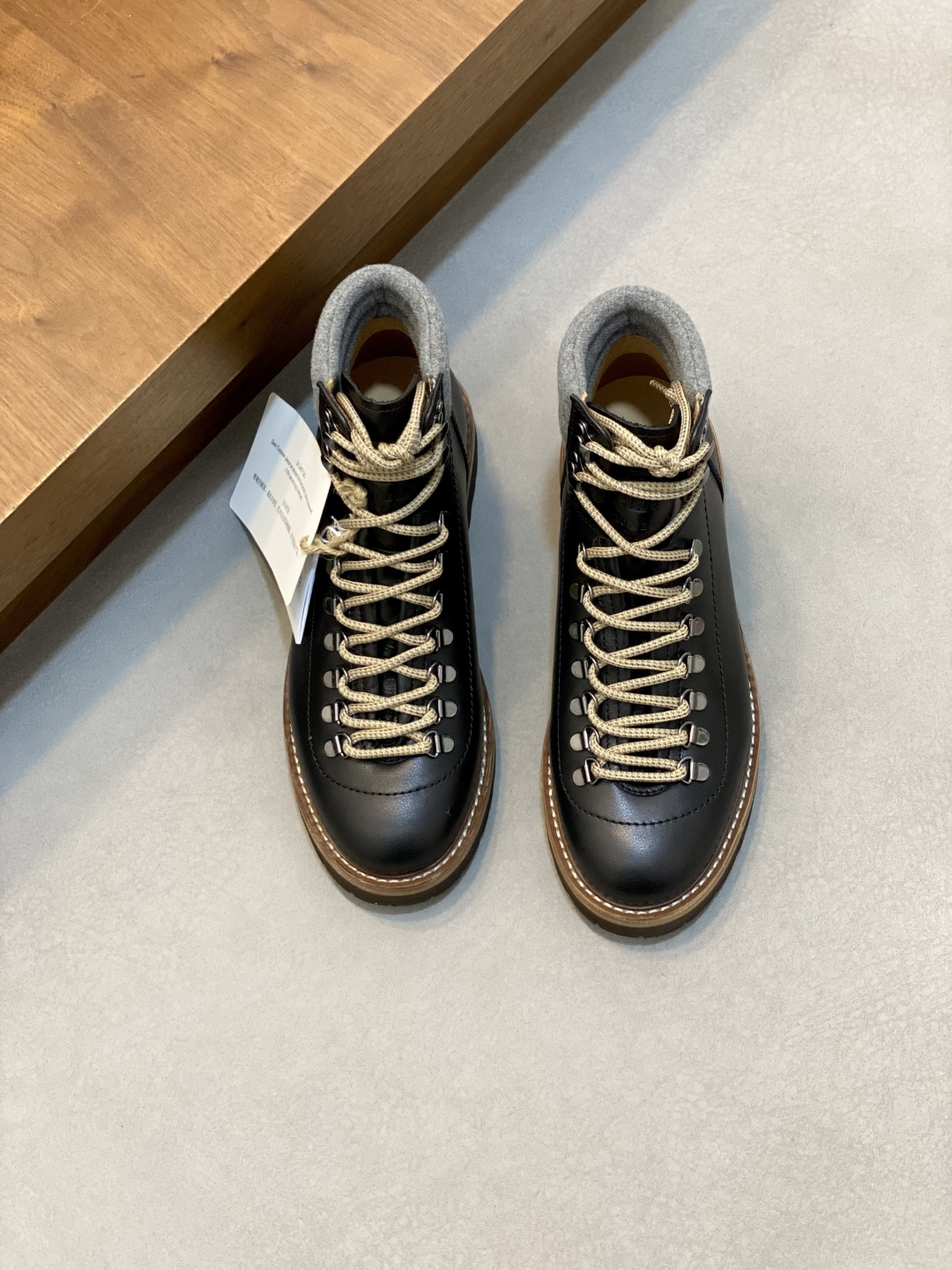 NO:589053,Brunello Cucinelli 25ss new autumn and winter men's calfskin hiking boots are on sale simultaneously on the official website, and they are heavily engineered to create exclusive shoes!  These calfskin textured hiking boots introduce inspiration from classic outdoor boots, allowing you to easily create a vibrant casual style. The hand-processed leather and diagonal ribbed wool inserts create an interesting texture contrast on the upper. The metal eyelets and two-color round laces inspired by hiking boots introduce urban style to the boots, completing the sports style design!  The calf leather has been specially processed to present a geometric relief texture similar to the rules of the surface of a basketball. The hand-finished finish gives the leather surface a dark and light color effect, which matches the sharp contrasting texture created by the wool bevel inserts, enriching the exquisite effect of this boot. The leather lining and extremely light microporous material sole enhance the comfort of the shoe.  The fabric is imported first-layer millet micrograin calfskin and water-dyed frosted calfskin, and the lining is imported water-dyed calfskin, which is breathable and does not fade!  The tongue is hemmed and waterproof, with waterproof ear design, and the instep is inlaid with 36 original molded electroplated mountaineering shoe buckles, making the shoes more youthful and fashionable!  The key point is that the sole is divided into four parts. The lower layer of the sole is an exclusive molded one-to-one original rubber foam lightweight outsole. The second layer is high-density 6mm high-elastic EVA. The third layer is a real material leather plate imported from Italy. The top layer is also a genuine leather belt imported from Italy. The masters have to go through dozens of processes to build it to make the entire sole lightweight, comfortable, non-slip and wear-resistant!  The insole is made of high-elastic PU and benzene-dyed calfskin and is compressed and molded in one piece. It is environmentally friendly, does not suffocate your feet, does not fade, and does not slip!  It is clean and does not open glue. The texture is overwhelming and you can see the luxury!  Comes with original shoe box and shoe storage bag!  Size 39/40/41/42/43/44 (45 customized) Standard leather shoe size, brunello cucinelli, boots, cowhide19860909Brunello Cucinelli25ss 秋冬新款男士小牛皮登山短靴官网同步发售,重工打造独家鞋款！ 这款小牛皮纹理登山靴将经典户外靴的灵感引入,让您轻松塑造充满朝气的休闲风范.手工处理的皮革与斜棱纹羊毛嵌件,在鞋面上营造出饶有趣味的质地对比.而登山靴灵感的金属鞋眼、双色圆形鞋带为靴子引入都市风格,完满了运动风格设计！ 小牛皮经过特殊的加工,呈现出一种类似篮球表面规则的几何浮雕纹理.手工润饰使皮革表面呈现出深浅色泽效果,契合羊毛斜棱形嵌件营造的鲜明对比纹理,丰富了这款靴子的精美效果.皮质鞋衬和极致轻盈的微孔材料鞋底提升了鞋子穿着的舒适感. 面料是进口头层小米粒微纹小牛皮各水染磨砂小牛皮,内里是进口水染小牛皮,透气不掉色！鞋舌做法是包边防水做法,搭配防水耳设计,脚背镶嵌36颗原版开模电镀登山鞋扣,使鞋子更加年轻时尚！ 重点是鞋底鞋底一共分为四个部分组合而成,鞋底下层是独家开模一比一原版橡胶发泡轻质大底,第二层是高密度6mm高弹EVA,第三层是意大利进口真是材质皮板,最上面那层也是意大利进口真皮带车线沿条,师傅们要经过几十道工艺重工打造,使整个鞋底轻便舒适,防滑耐磨！鞋垫高弹PU与苯染小牛皮一体压缩成型,环保不闷脚,不掉色,不打滑！干净不开胶.质感爆棚 看得见的奢华 ！配原版鞋盒和鞋履收纳袋 ！ 码数39/40/41/42/43/44（45定做） 标准皮鞋尺码,,brunello cucinelli,boots,cowhide,Men's shoes