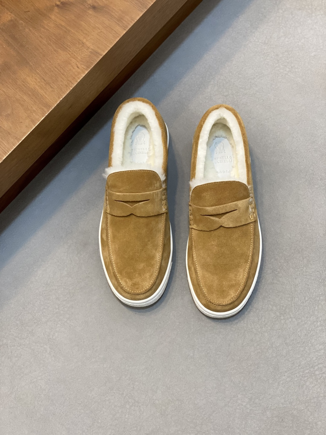 NO:587071,Brunello Cucinelli men's winter casual shoes｜The material highlights the fashionable and simple style of this rubber-soled shoe｜The suede textured upper is elegant and soft｜Combined with the rubber sole, creating a flexible and light comfortable foot feel｜Upper material is cow suede fabric｜The lining is made of imported real wool Size 39-44 (customized at 38.45.46), BC casual shoes, brunello cucinelli19860909Brunello Cucinelli男士冬季休闲鞋｜材质彰显出这款胶底鞋的时尚、简约风格｜绒面质感的鞋面雅致、柔软｜结合在橡胶鞋底上,营造出灵活和轻盈的舒适脚感｜ 帮面材质牛反绒面料｜内里采用进口真毛 尺码39-44（38.45.46定做),BC休闲鞋,brunello cucinelli,Men's shoes