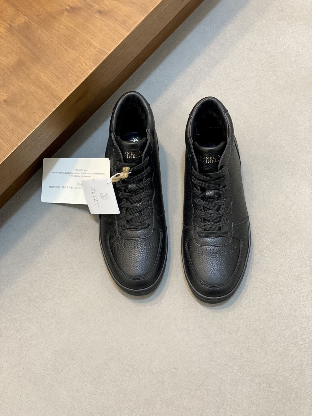 NO:587100,Brunello Cucinelli original top-quality latest 2025 autumn and winter men's latest casual warm short boots. The upper is made of imported first-layer pebbled cowhide!  The lining and insole are made of warm real wool, which absorbs sweat and is breathable without stuffing your feet!  The brand-specific all-in-one suction-molded foot bed is comfortable for your feet and will not make you tired when walking!  The outsole is an original replica of the brand logo's special rubber private mold, which is made of a three-way mold, which is non-slip and wear-resistant!  Original box with shoe storage bag!  Size 39-40-41-42-43-44 (45 customized), BC men's boots, brunello cucinelli, boots, cowhide19860909BrunelloCucinelli 布鲁内洛.库奇内利 原单顶级最新2025秋冬男士最新款休闲保暖短靴.鞋面采用进口头层荔枝纹牛皮！内里和鞋垫均采用保暖真毛,吸汗透气不闷脚！品牌专用活动一体吸模脚床,上脚舒适,走路不累！外底是品牌logo专用橡胶私模原版复刻三开模具大底,防滑耐磨！原包装盒配鞋履收纳袋！ 尺码39-40-41-42-43-44（45订做）,BC男靴,brunello cucinelli,boots,cowhide,Men's shoes