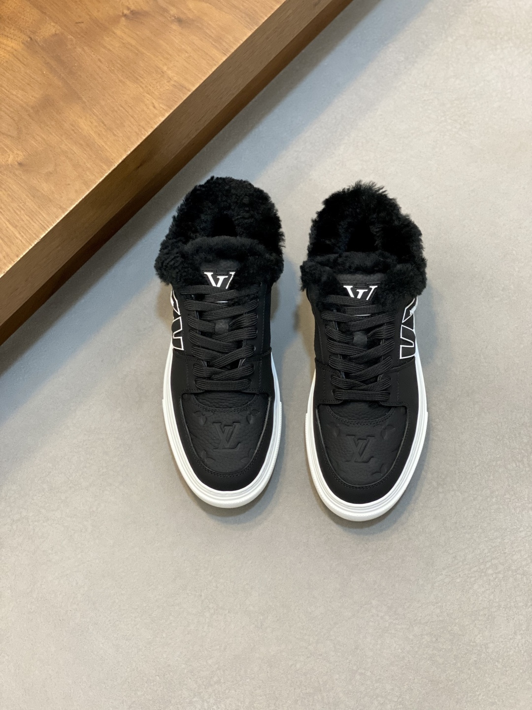 NO:587065,[Louis Vuitton] Louis Vuitton - high-end quality original casual sports shoes - upper pebbled calfskin, nappa calfskin, tongue, shoe body, sewn brand plastic logo, heel screen-printed brand LOGO - Inner foot pads are made of imported warm genuine wool - Outsole is ultra-light TPU foam; molded outsole - Ultra-high quality control, fine workmanship highlights (high-end, luxury, grade) -Size  39-44 (38,45, can be customized),Louis Vuitton,louis vuitton,louis vuitton,sneakers,cowhide19860909【Louis Vuitton】路易威登 -高端品质 原单·休闲运动鞋 -鞋面荔纹小牛皮、纳帕小牛皮、鞋舌.鞋身.车缝品牌塑胶logo标识、后跟丝印品牌LOGO -内里垫脚内里采用进口保暖真羊毛 -大底超轻TPU发泡；成型大底 -超高品控·做工精细凸显(高端·贵气·档次) -Size 39-44（38,45,可订做),路易威登,louis vuitton,louis vuitton,sneakers,cowhide,Men's shoes