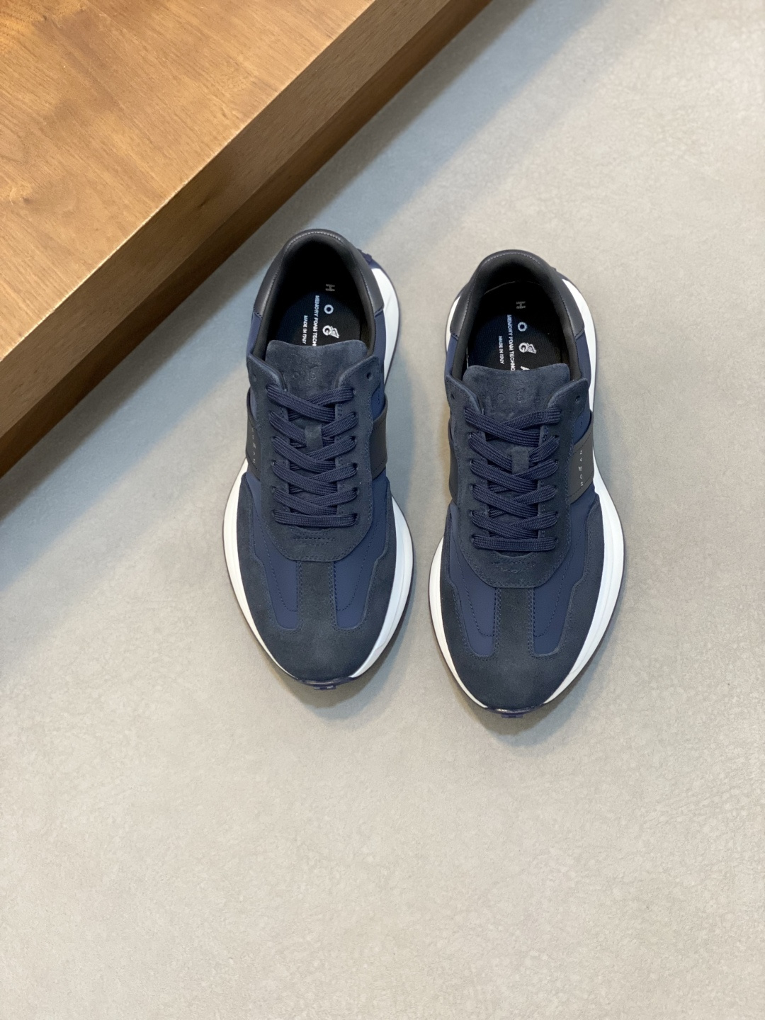 NO:745026,HOGAN's new product, the new series of sports Hi logo sports shoes, interprets the sports trend with new design. The upper is soft and the upper layer of cowhide is spliced with waterproof cloth to wrap the feet. The smooth lines are integrated with basketball elements. The side is decorated with a light diagonal brand logo. The H pattern design of the LP and rubber lightweight sole is more light and sporty. There are ventilation holes on the inside and leather embellishments of different elements on the heel.  Size 39/40/41/42/43/44 (45 customized) normal leather shoe size, loro piana, sneakers, cowhide19860909HOGAN新品 新款系列运动Hi logo运动鞋,以设计新意演绎运动风潮 鞋面柔软头层牛皮拼接防水布包裹双脚 流畅线条融入篮球元素,侧边饰轻斜品牌logo,lp加橡胶轻质鞋底H纹路设计更显轻盈运动活力,内侧有透气孔设计,后跟不同元素的皮料点缀. 尺码39/40/41/42/43/44（45订做）正常皮鞋码,,loro piana,sneakers,cowhide,Men's shoes