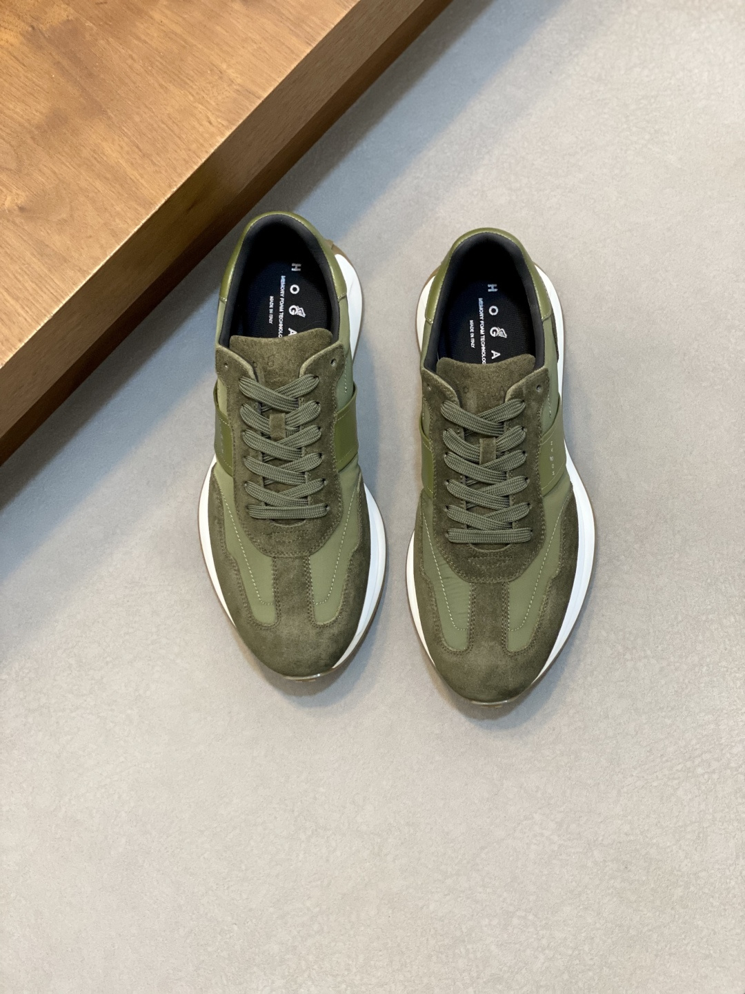 NO:745030,HOGAN's new product, the new series of sports Hi logo sports shoes, interprets the sports trend with new design. The upper is soft and the upper layer of cowhide is spliced with waterproof cloth to wrap the feet. The smooth lines are integrated with basketball elements. The side is decorated with a light diagonal brand logo. The H pattern design of the LP and rubber lightweight sole is more light and sporty. There are ventilation holes on the inside and leather embellishments of different elements on the heel.  Size 39/40/41/42/43/44 (45 customized) normal leather shoe size, loro piana, sneakers, cowhide19860909HOGAN新品 新款系列运动Hi logo运动鞋,以设计新意演绎运动风潮 鞋面柔软头层牛皮拼接防水布包裹双脚 流畅线条融入篮球元素,侧边饰轻斜品牌logo,lp加橡胶轻质鞋底H纹路设计更显轻盈运动活力,内侧有透气孔设计,后跟不同元素的皮料点缀. 尺码39/40/41/42/43/44（45订做）正常皮鞋码,,loro piana,sneakers,cowhide,Men's shoes