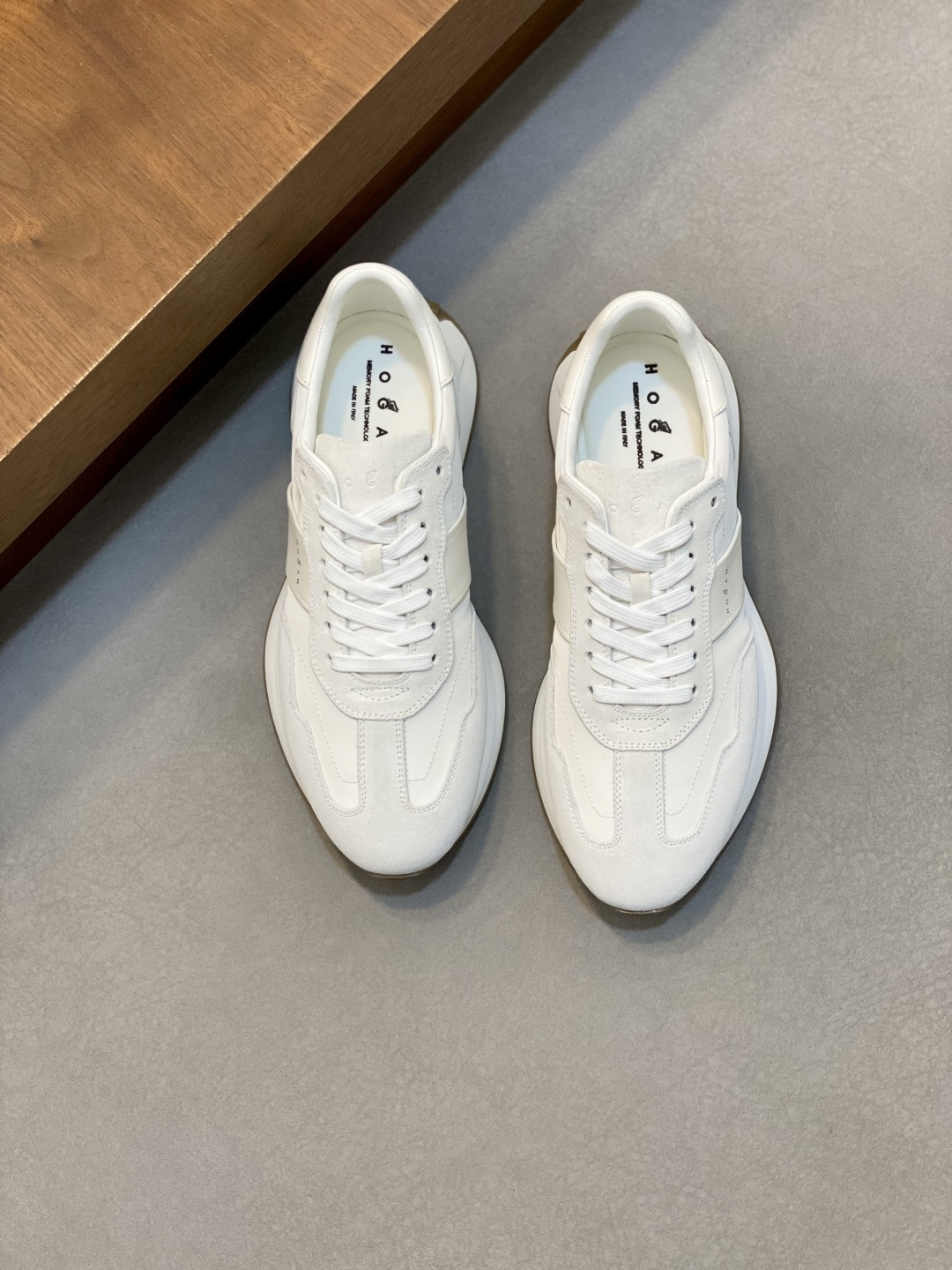 NO:587132,HOGAN's new product, the new series of sports Hi logo sports shoes, interprets the sports trend with new design. The upper is soft and the upper layer of cowhide is spliced with waterproof cloth to wrap the feet. The smooth lines are integrated with basketball elements. The side is decorated with a light diagonal brand logo. The H pattern design of the LP and rubber lightweight sole is more light and sporty. There are ventilation holes on the inside and different leather elements on the heel.  Size 39/40/41/42/43/44 (45 customized) normal leather shoe size, hogan, hogan, loro piana, sneakers, cowhide19860909HOGAN新品 新款系列运动Hi logo运动鞋,以设计新意演绎运动风潮 鞋面柔软头层牛皮拼接防水布包裹双脚 流畅线条融入篮球元素,侧边饰轻斜品牌logo,lp加橡胶轻质鞋底H纹路设计更显轻盈运动活力,内侧有透气孔设计,后跟不同元素的皮料点缀. 尺码39/40/41/42/43/44（45订做）正常皮鞋码,霍根,hogan,loro piana,sneakers,cowhide,Men's shoes