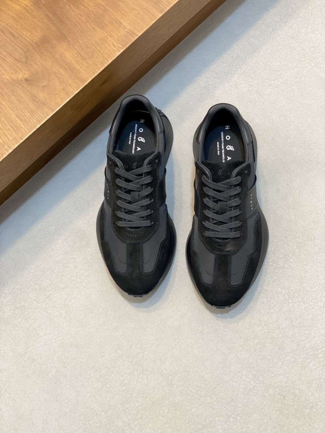 NO:745033,HOGAN's new product, the new series of sports Hi logo sports shoes, interprets the sports trend with new design. The upper is soft and the upper layer of cowhide is spliced with waterproof cloth to wrap the feet. The smooth lines are integrated with basketball elements. The side is decorated with a light diagonal brand logo. The H pattern design of the LP and rubber lightweight sole is more light and sporty. There are ventilation holes on the inside and leather embellishments of different elements on the heel.  Size 39/40/41/42/43/44 (45 customized) normal leather shoe size, loro piana, sneakers, cowhide19860909HOGAN新品 新款系列运动Hi logo运动鞋,以设计新意演绎运动风潮 鞋面柔软头层牛皮拼接防水布包裹双脚 流畅线条融入篮球元素,侧边饰轻斜品牌logo,lp加橡胶轻质鞋底H纹路设计更显轻盈运动活力,内侧有透气孔设计,后跟不同元素的皮料点缀. 尺码39/40/41/42/43/44（45订做）正常皮鞋码,,loro piana,sneakers,cowhide,Men's shoes