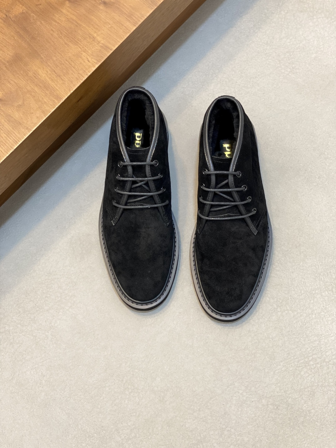 NO:589058,Prada/Prada lace-up high-top wool sneakers. Top-notch products. Show version. Leading counter style. Made of Nappa cowhide. Lightweight, breathable, soft and comfortable. Distinctive sports style. Genuine leather tongue. Fully display of brand style. Lightweight concave and convex pattern rubber sole. Lightweight and increased by about 4CM. Genuine leather feet. Full wool lining. Excellent foot feel. Comes with original packaging.  Size 39-40-41-42-43-44 (38, 45, 46 customized) leather shoe size, prada, prada, sneakers, cowhide19860909Prada/普拉达 系带高帮羊毛运动鞋 顶级猛货 秀场版 领先专柜尝鲜款式 纳帕牛皮材质 轻盈透气 柔软舒适 颇具与众不同的运动风范 真皮鞋舌 尽显品牌格调 轻质凹凸花纹橡胶鞋底 轻盈且增高约4CM 真皮垫脚 全羊毛充斥内里脚感极佳 配原包装 尺码39-40-41-42-43-44（38、45、46订做）皮鞋尺码,,prada,prada,sneakers,cowhide,Men's shoes