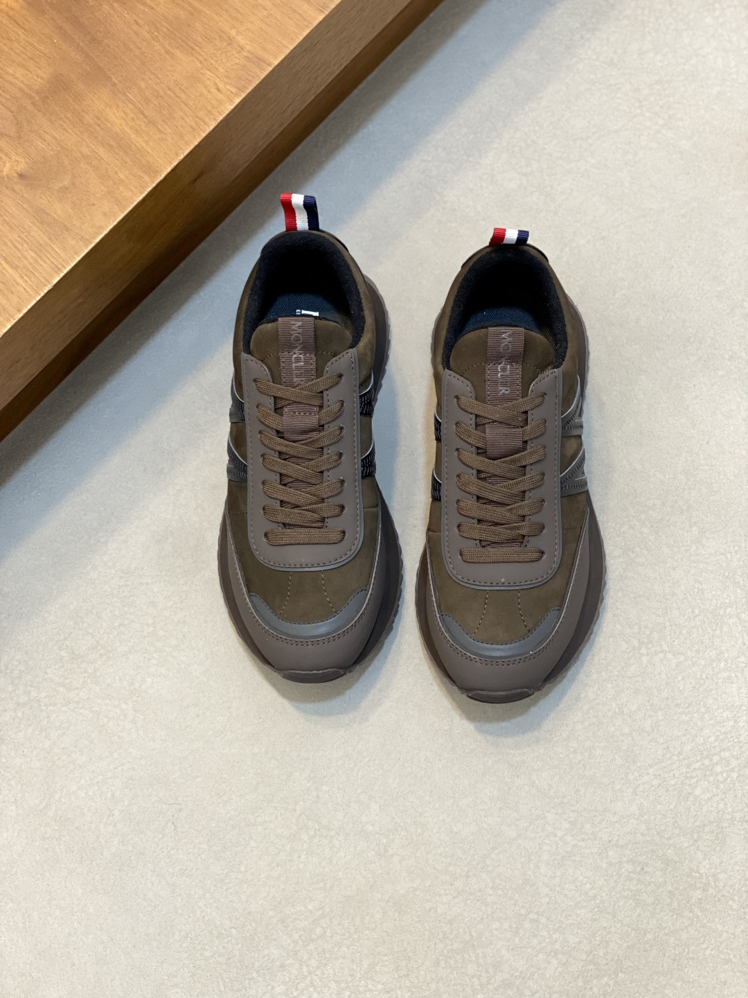 NO:587037,Moncler Mouth Men's Sports Shoes, imported cowhide and neoprene are made of various materials. The upper is designed with shoelaces and rubber inserts, with the Moncler logo on the heel. The outsole is made of TPU+rubber+high-elastic rubber foam. It has high elasticity and high wear resistance, improving comfort. Whether it is the upper or the color design, it is worth buying!  Size39-44 (38 45 customized), Moncler, sneakers, cowhide19860909Moncler蒙口 男鞋运动鞋,进口牛皮面、氯丁橡胶 各种材质拼接打造,鞋面采用鞋带和橡胶嵌件设计,后跟Moncler标志,大底采用TPU+橡胶+高弹橡胶发泡组合成型,具有高弹性高耐磨性,提高舒适性,无论是鞋面还是颜色设计都值得入手！Size39-44（38 45定做）,蒙口 休闲鞋,Moncler,sneakers,cowhide,Men's shoes