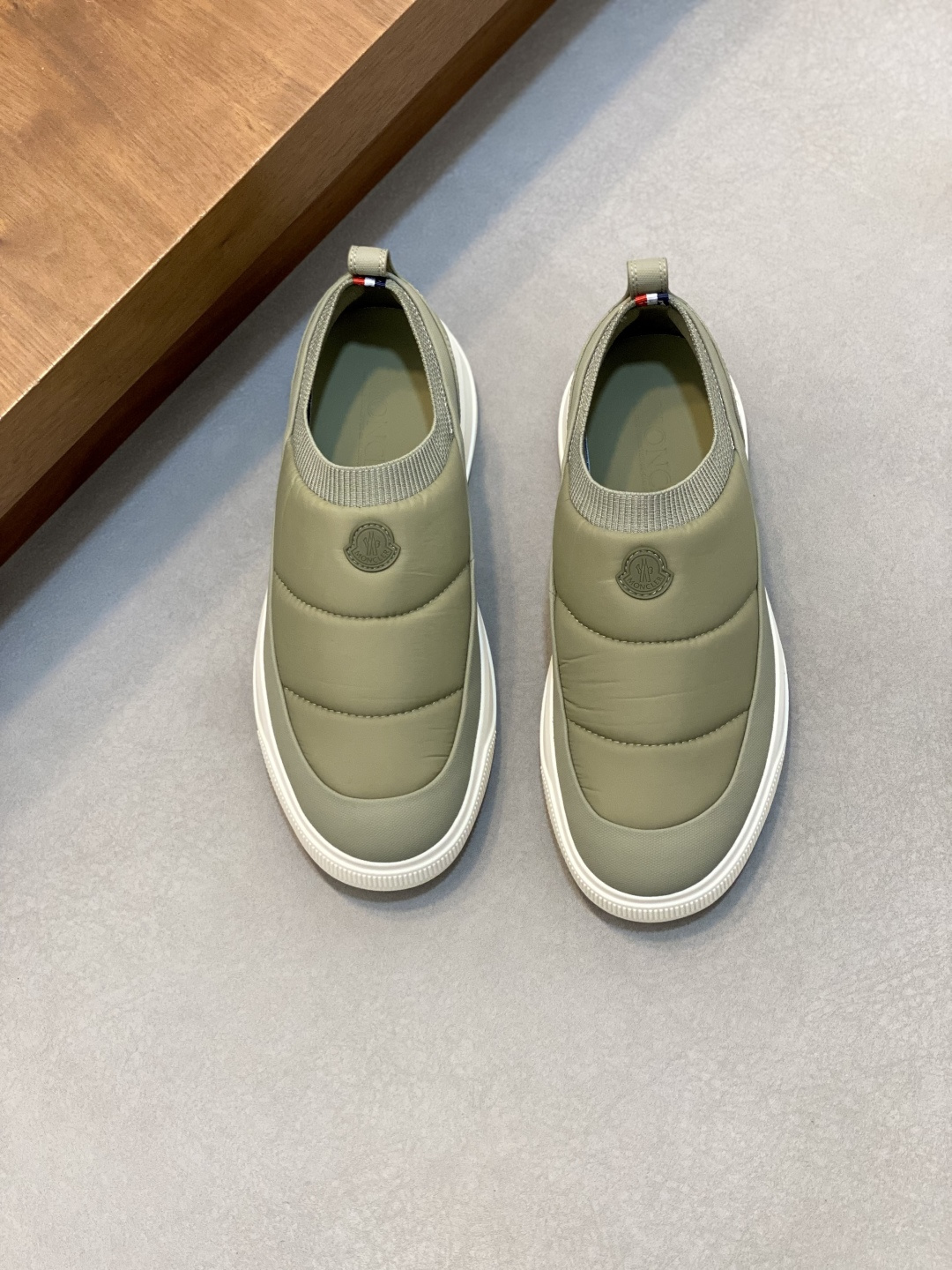NO:678911,Moncler/Meng Ke Mi couple's model!  Monpulse quilted slip-on sneakers · Black/off-white · Quilted effect · Slip-on design · Ankle padding · Rubber sole · Logo details!  Ingredients: Fabric: nylon, polyurethane fiber, lining: mesh, sole ingredient: rubber!  Size 38-39-40-41-42-43-44 (45, 46 customized), casual shoes/sports shoes, Moncler, sneakers19860909Moncler/盟可眯情侣款！ Monpulse 绗缝套穿式运动鞋 ·黑色/米白色·绗缝效果·套穿式设计·踝部填充·橡胶鞋底·logo细节！成分含量面料:锦纶,聚氨酯纤维,里料:网 纱,鞋底成分:橡胶！ 尺码38-39-40-41-42-43-44（45、46订做）,休闲鞋/运动鞋,Moncler,sneakers,Women's Shoes