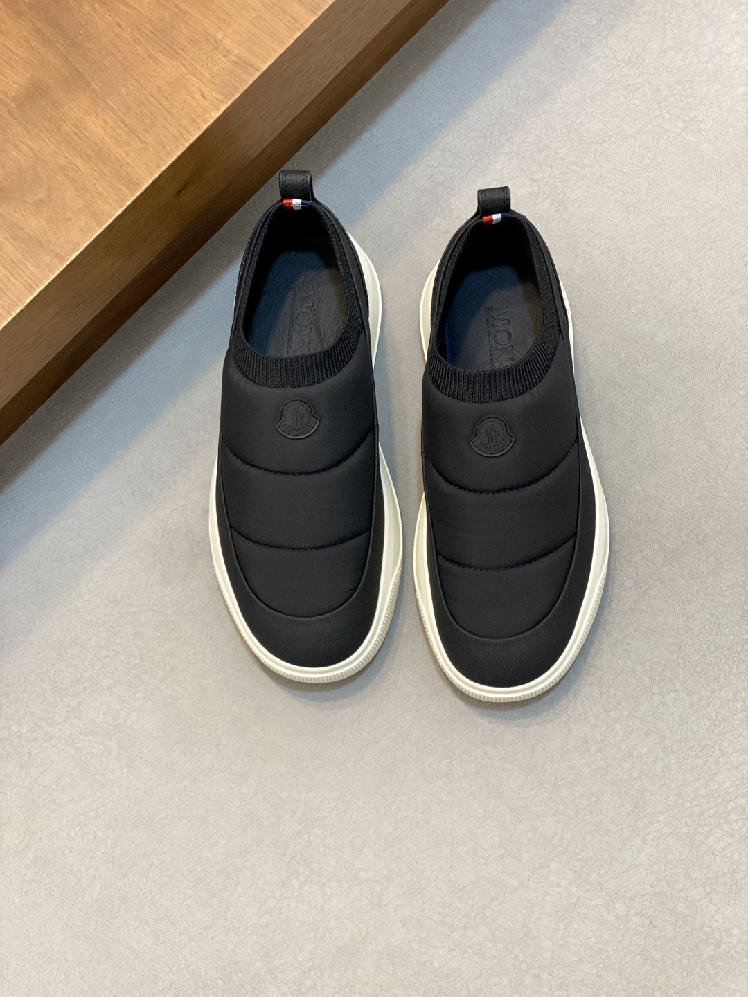 NO:678916,Moncler/Monpulse quilted slip-on sneakers · Black/off-white · Quilted effect · Slip-on design · Ankle padding · Rubber sole · Logo details!  Ingredients: Fabric: nylon, polyurethane fiber, lining: mesh, sole ingredient: rubber!  Size 38-39-40-41-42-43-44 (45, 46 customized), casual shoes/sports shoes, Moncler, sneakers19860909Moncler/盟可 Monpulse 绗缝套穿式运动鞋 ·黑色/米白色·绗缝效果·套穿式设计·踝部填充·橡胶鞋底·logo细节！成分含量面料:锦纶,聚氨酯纤维,里料:网 纱,鞋底成分:橡胶！ 尺码38-39-40-41-42-43-44（45、46订做）,休闲鞋/运动鞋,Moncler,sneakers,Women's Shoes