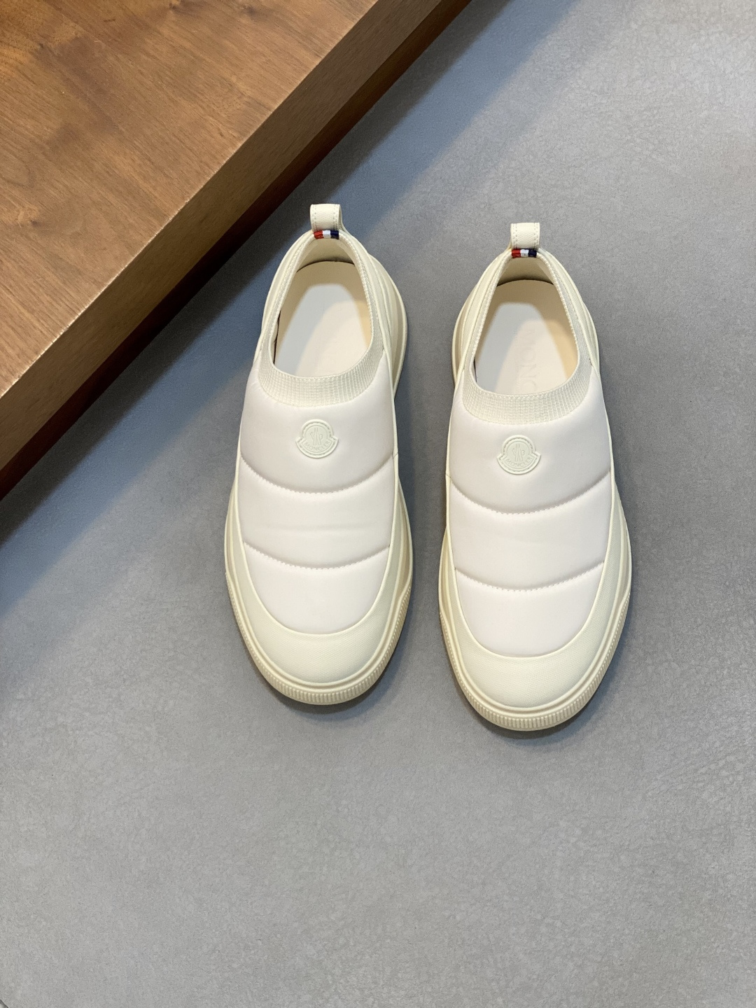 NO:587045,Moncler/Meng Ke Mi couple's model!  Monpulse quilted slip-on sneakers · Black/off-white · Quilted effect · Slip-on design · Ankle padding · Rubber sole · Logo details!  Ingredients: Fabric: nylon, polyurethane fiber, lining: mesh, sole ingredient: rubber!  Size 38-39-40-41-42-43-44 (45, 46 customized), Moncler, Moncler, sneakers19860909Moncler/盟可眯情侣款！ Monpulse 绗缝套穿式运动鞋 ·黑色/米白色·绗缝效果·套穿式设计·踝部填充·橡胶鞋底·logo细节！成分含量面料:锦纶,聚氨酯纤维,里料:网 纱,鞋底成分:橡胶！ 尺码38-39-40-41-42-43-44（45、46订做）,蒙口 休闲鞋,Moncler,Moncler,sneakers,Men's shoes