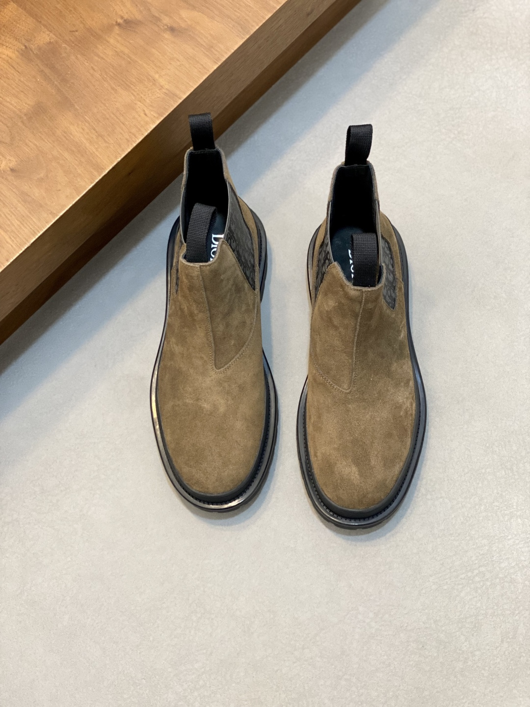 NO:604965,Dio* - Dior luxury men's mid-top short boots, purely handmade, both inside and outside are imported first-layer cowhide, high-end exquisite craftsmanship. Double-layer genuine leather outsole imported from Italy. Wearing a noble gentleman's taste. Carefully adjusted for the best last shape. 100% comfort. Size 39-44 (38 45 46 can be customized), dior, dior, boots, cowhide, Leather soles19860909Dio* — 迪奥 奢品男士中帮短靴 ,纯手工制作,内外均为进口头层牛皮,高端精品精湛工艺.意大利进口双层真皮大底.穿出高贵绅士品味.经精心调试最佳楦型.舒适度百分百 码数39-44（38 45 46可定做）,,dior,dior,boots,cowhide,Leather soles,Men's shoes