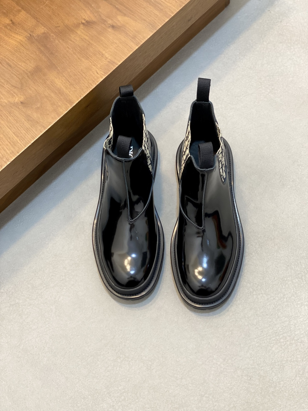 NO:587158,Dio* - Dior luxury men's mid-top short boots, purely handmade, both inside and outside are imported first-layer cowhide, high-end exquisite craftsmanship. Double-layer genuine leather outsole imported from Italy. Wearing a noble gentleman's taste. Carefully adjusted for the best last shape. 100% comfort. Size 39-44 (38 45 46 can be customized), DIOR men's boots, dior, dior, boots, cowhide, Leather soles19860909Dio* — 迪奥 奢品男士中帮短靴 ,纯手工制作,内外均为进口头层牛皮,高端精品精湛工艺.意大利进口双层真皮大底.穿出高贵绅士品味.经精心调试最佳楦型.舒适度百分百 码数39-44（38 45 46可定做）,DIOR男靴,dior,dior,boots,cowhide,Leather soles,Men's shoes