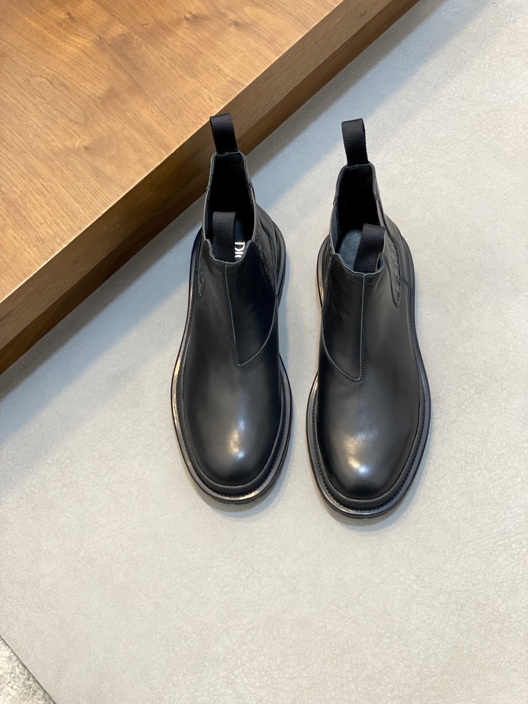 NO:603982,Dio* - Dior luxury men's mid-top short boots, purely handmade, both inside and outside are imported first-layer cowhide, high-end exquisite craftsmanship. Double-layer genuine leather outsole imported from Italy. Wearing a noble gentleman's taste. Carefully adjusted for the best last shape. 100% comfort. Size 39-44 (38 45 46 can be customized), DIOR men's boots, dior, dior, boots, cowhide, Leather soles19860909Dio* — 迪奥 奢品男士中帮短靴 ,纯手工制作,内外均为进口头层牛皮,高端精品精湛工艺.意大利进口双层真皮大底.穿出高贵绅士品味.经精心调试最佳楦型.舒适度百分百 码数39-44（38 45 46可定做）,DIOR男靴,dior,dior,boots,cowhide,Leather soles,Men's shoes