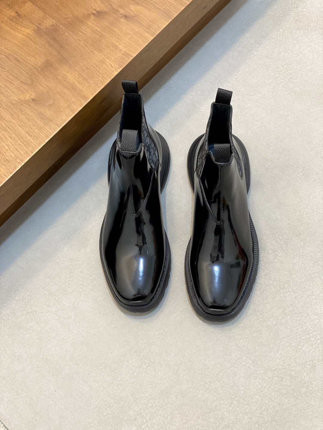 NO:620690,Dio* - Dior's autumn and winter luxury men's mid-top short boots, purely handmade, both inside and outside are imported first-layer cowhide, high-end exquisite craftsmanship. Original TPU combination outsole. Wearing a noble gentleman's taste. Carefully adjusted for the best last shape. 100% comfort. Size 38-44 (38 45 can be customized),, dior, dior, boots, cowhide19860909Dio* — 迪奥 秋冬奢品男士中帮短靴 ,纯手工制作,内外均为进口头层牛皮,高端精品精湛工艺.原版TPu组合大底.穿出高贵绅士品味.经精心调试最佳楦型.舒适度百分百 码数38-44（38 45 可定做）,,dior,dior,boots,cowhide,Men's shoes