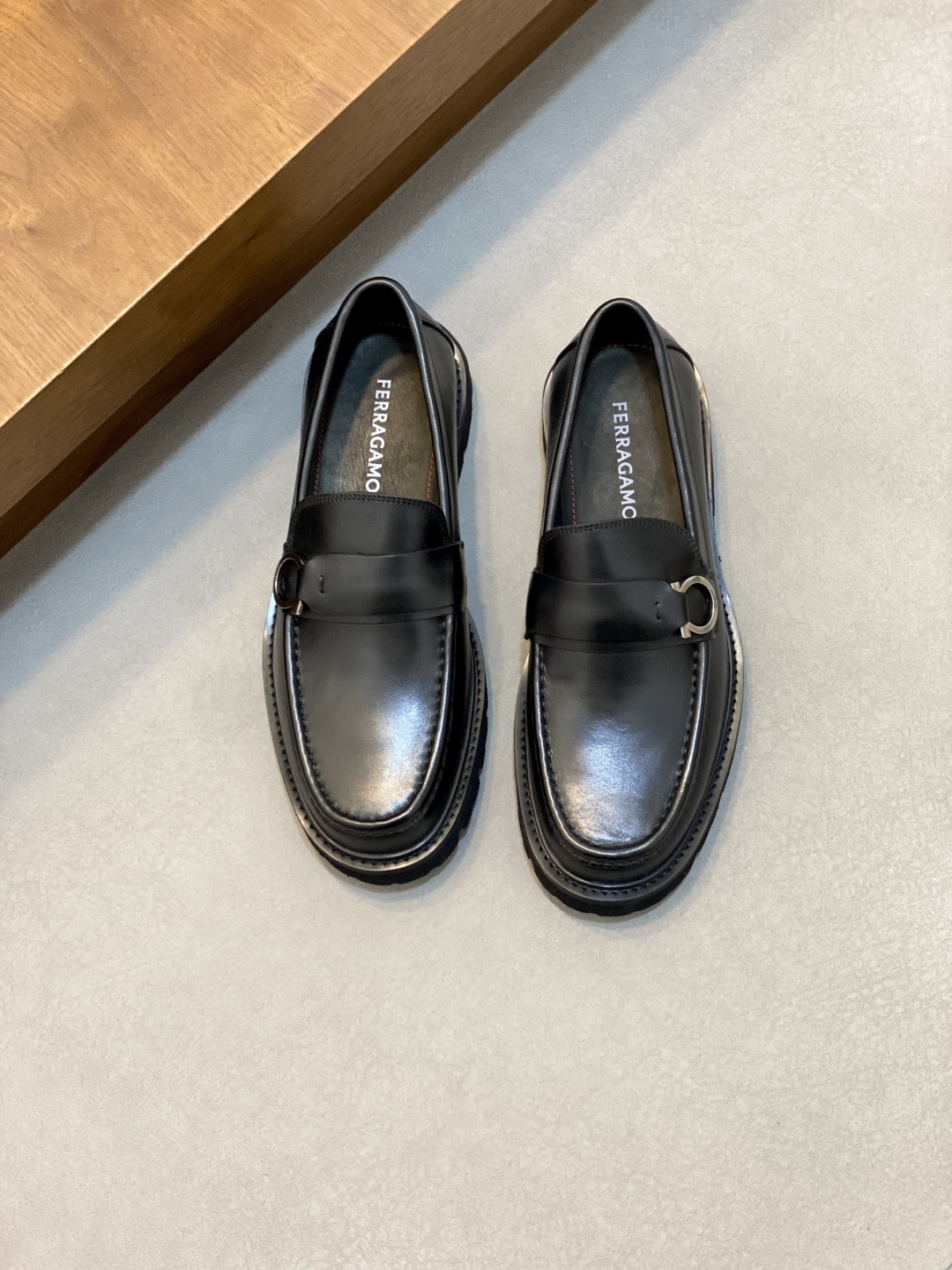 NO:603972,F Top Purchasing Agent Ferragamo Street God Casual Leather Shoes Series, the counter sells the original configuration at the same time, Italian imported cowhide fabrics, high-quality splicing technology, imported water-dyed cowhide, soles are specially provided with original foam outsole, original factory follow-up goods, high quality can be entered and exited the counter at will, welcome to compare counter synchronization, code number 39-44 (order 38 45), Ferragamo leather shoes, ferragamo, cowhide19860909F顶级代购 菲拉格幕 炸街男神休闲皮鞋系列,专柜同步发售原厂配置,意大利进口牛皮面料,高品质拼接工艺潮达人,进口水染牛里 ,鞋底原厂特供原版发泡大底、原厂跟单货,高品质可随意进出专柜,欢迎对比专柜同步,码数 39-44（ 订 38 45）,菲拉格慕 皮鞋,ferragamo,cowhide,Men's shoes